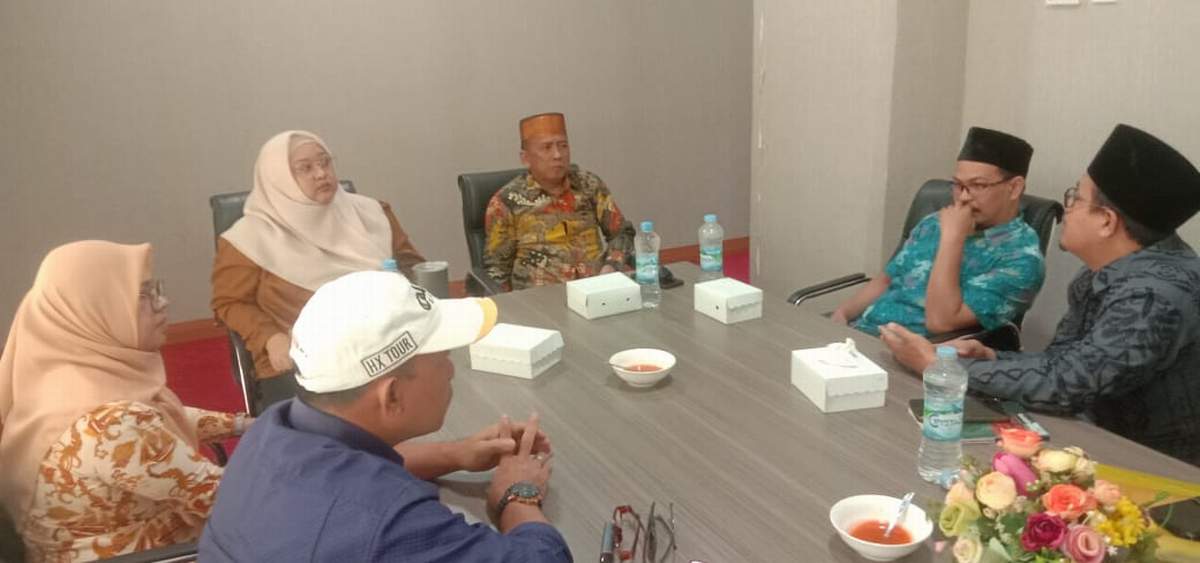 DISKUSI: Komisi Informasi Kaltim, Komisi Informasi Sulsel, dan Komisi Informasi Sultra mendiskusikan berbagai hal.