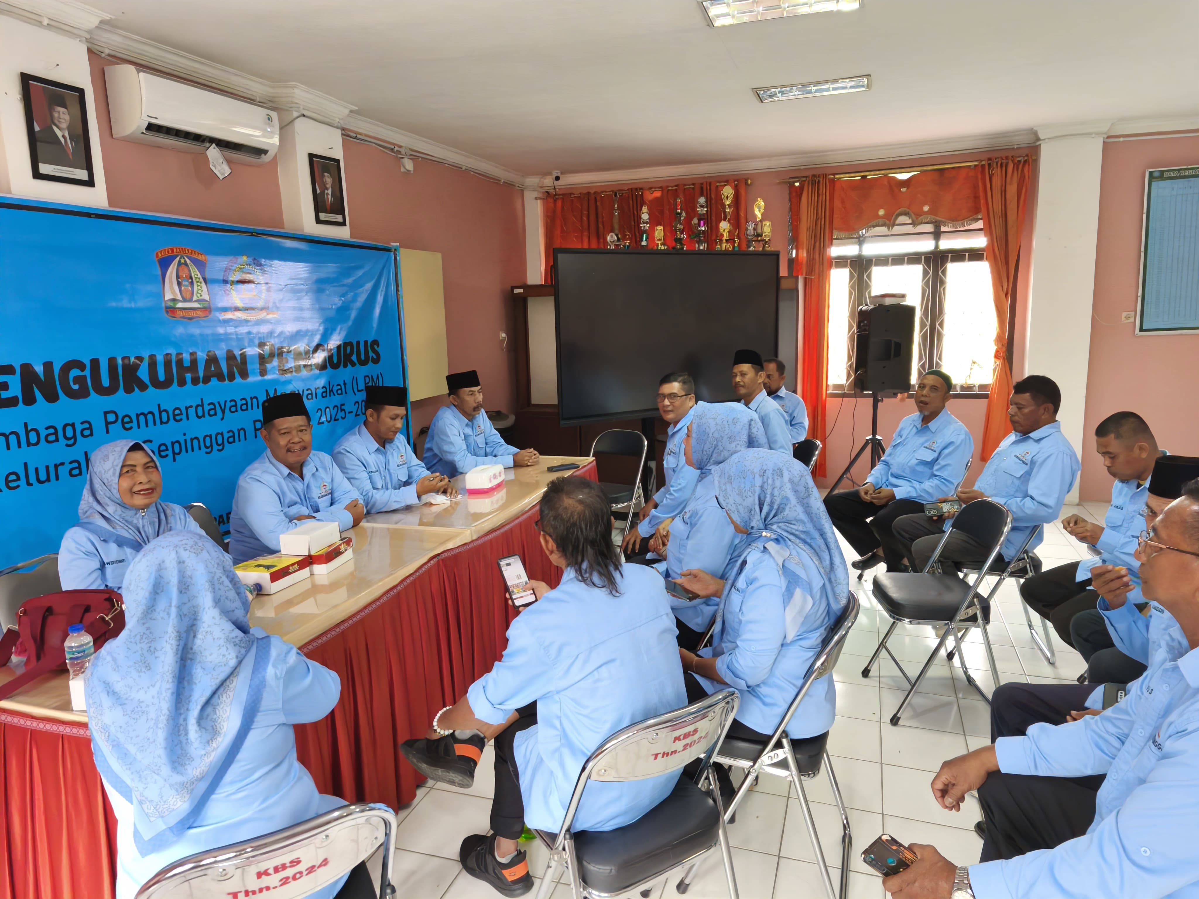 BERSEMANGAT: Pengurus LPM Sepinggan langsung merapatkan barisan untuk menjalin koordinasi menuju lomba BBGRM tingkat Kaltim. (FOTO LUPUS/KP)