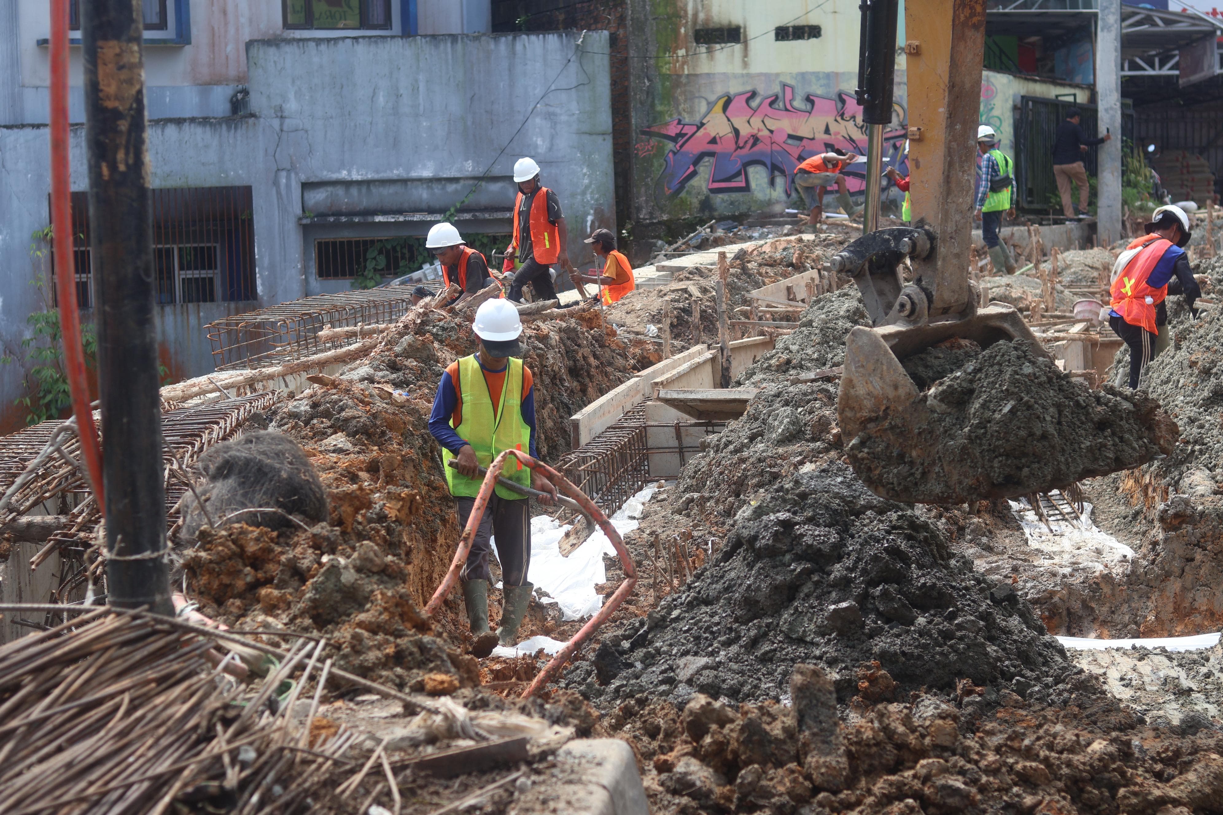 KEJAR TARGET: Progres perbaikan longsor di Jalan Asnawi Arbain, Balikpapan Selatan ditargetkan selesai bulan depan. (FOTO ANGGI PRADITHA/KP)
