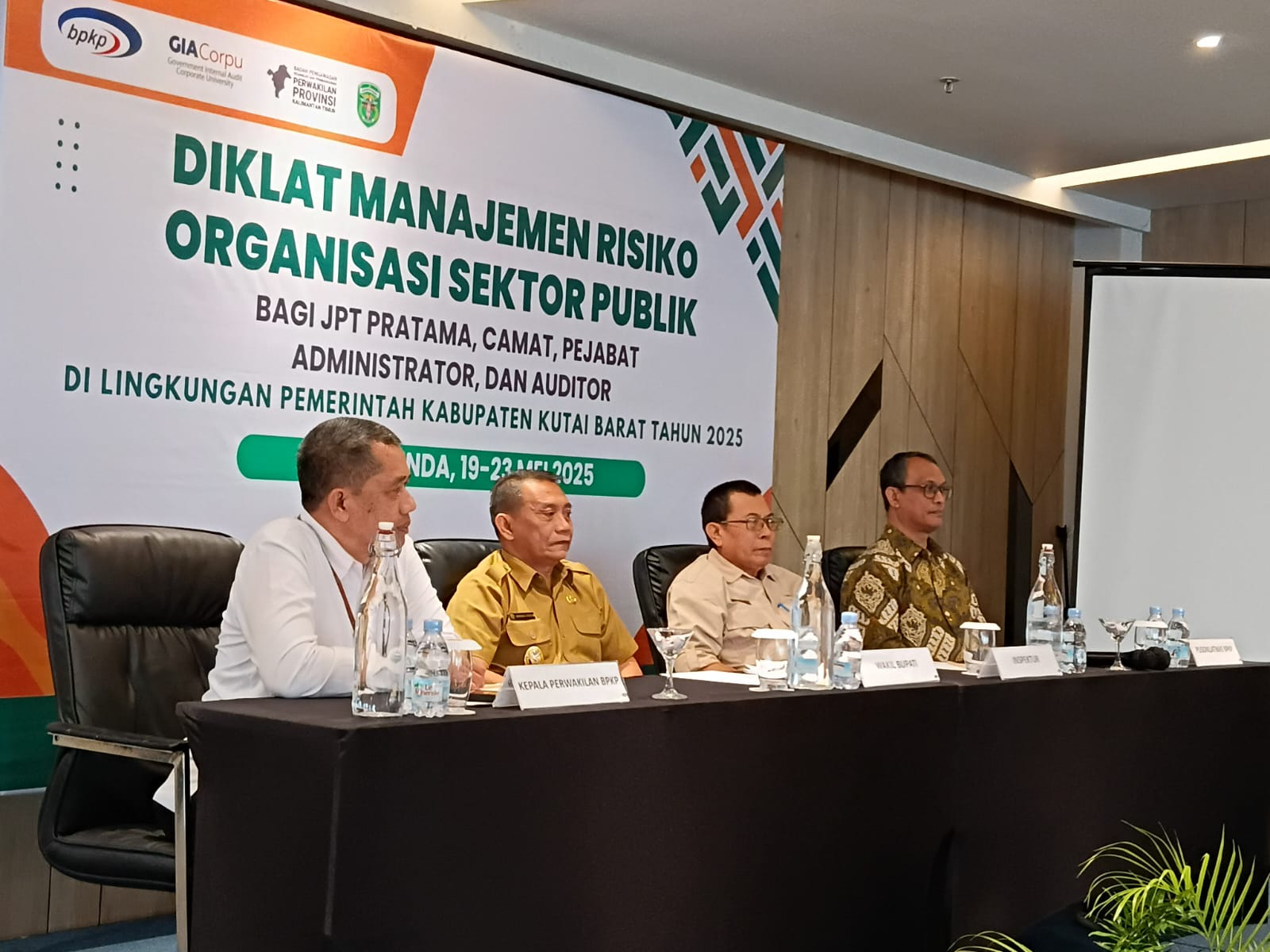 PEMERINTAHAN YANG BAIK: Wakil Bupati Kubar saat membuka Diklat Manajemen Risiko Organisasi Sektor Publik.