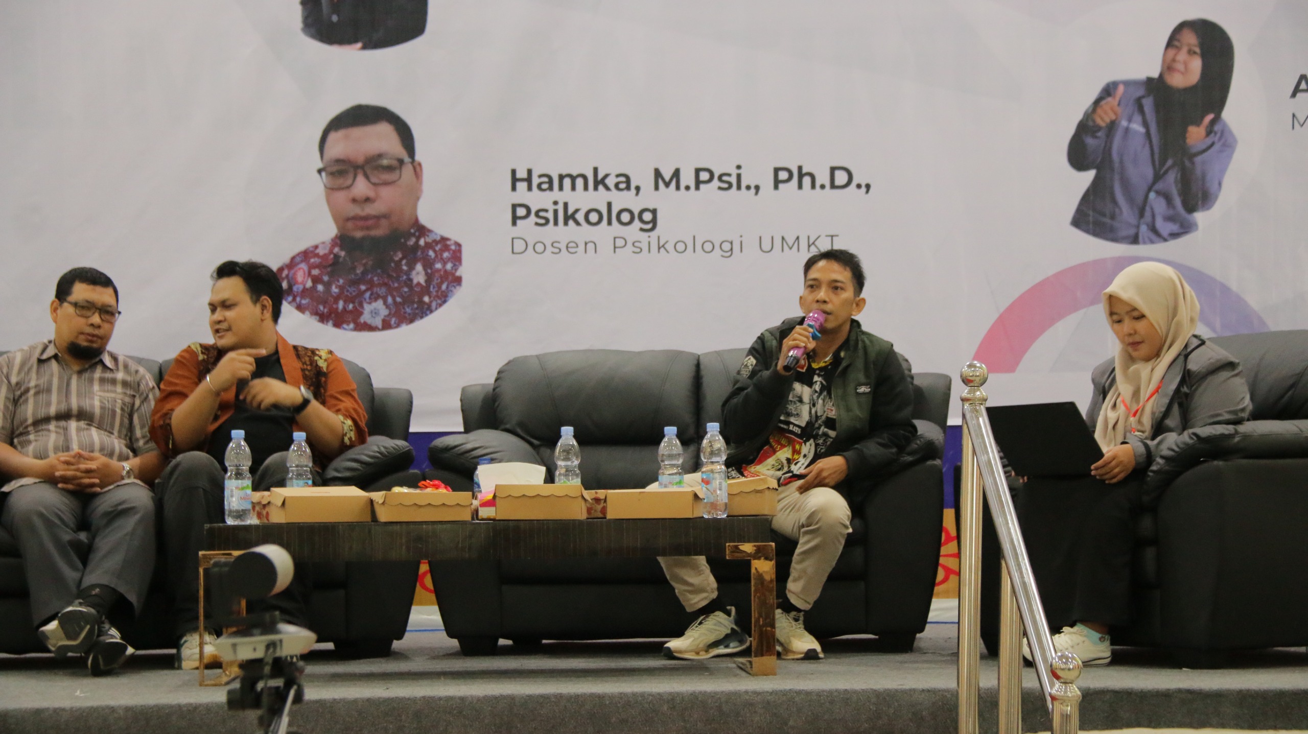 RUANG REFLEKSI: Irwansyah (dua kanan) menyampaikan KPID dan FLPM hadir sebagai mitra untuk memperluas jangkauan literasi. (FOTO FOTO AKBAR/KP)
