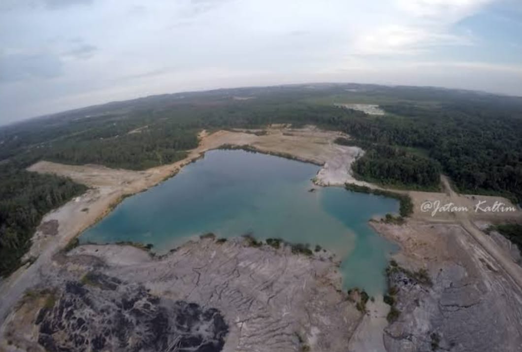 Kerusakan lingkungan dari lubang bekas tambang CV Arjuna yang tidak direklamasi di Makroman, Samarinda disebut Kejati Kaltim menimbulkan kerugian puluhan milyar. (Dok JATAM Kaltim)