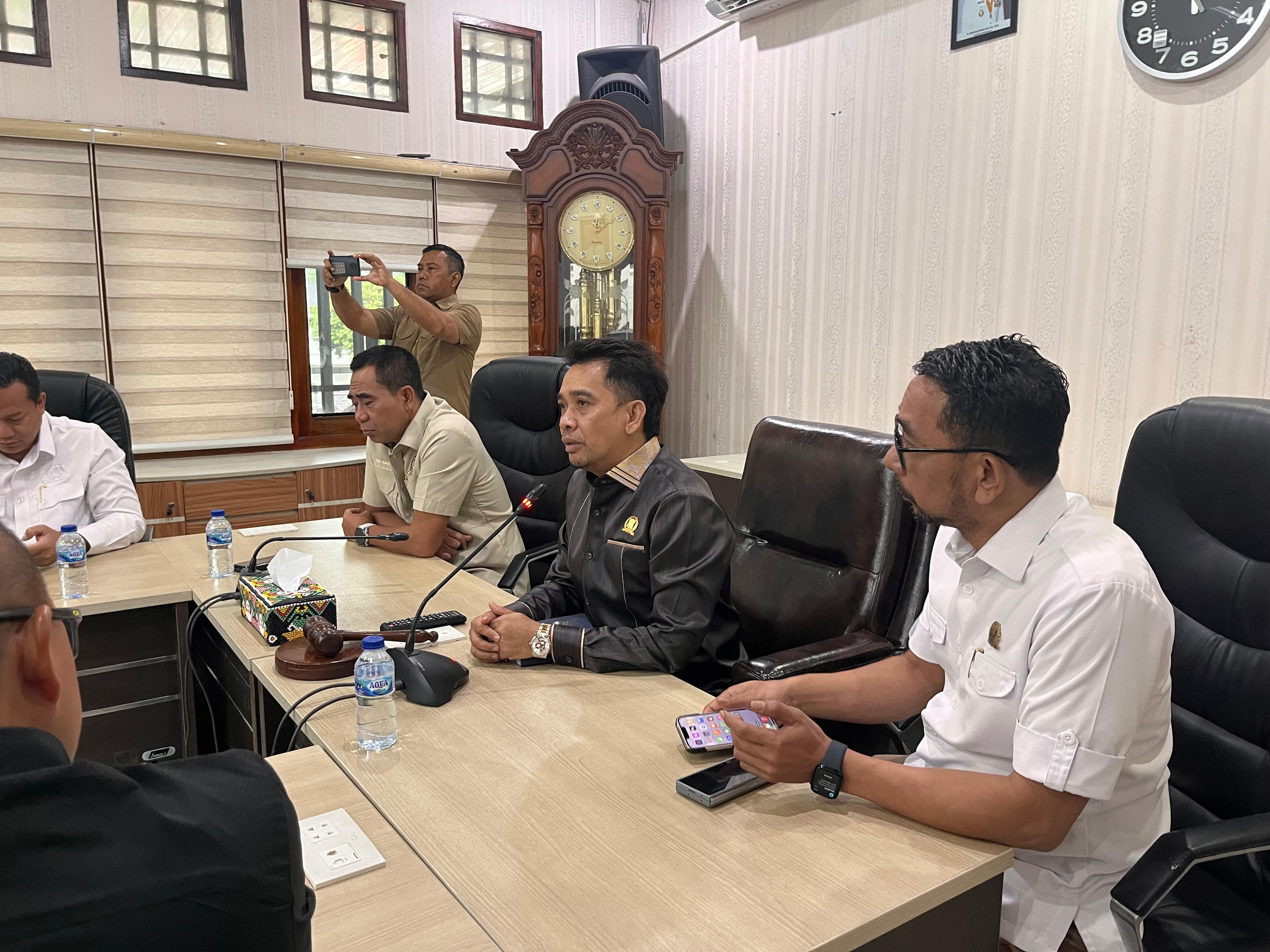 DPRD Balikpapan menggelar Rapat Dengar Pendapat (RDP) dengan manajemen Pertamina Patra Niaga Regional Kalimantan di Kantor DPRD Balikpapan, Selasa (20/5). (FOTO: RIKIP/KP)