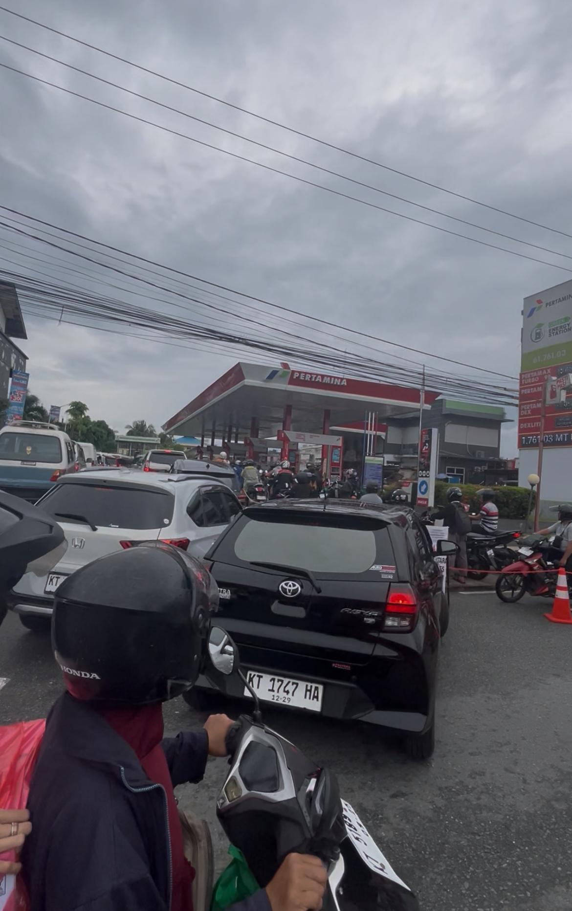MENGULAR: Antrean panjang di sejumlah SPBU Balikpapan, di antaranya Jalan MT Haryono, Damai.