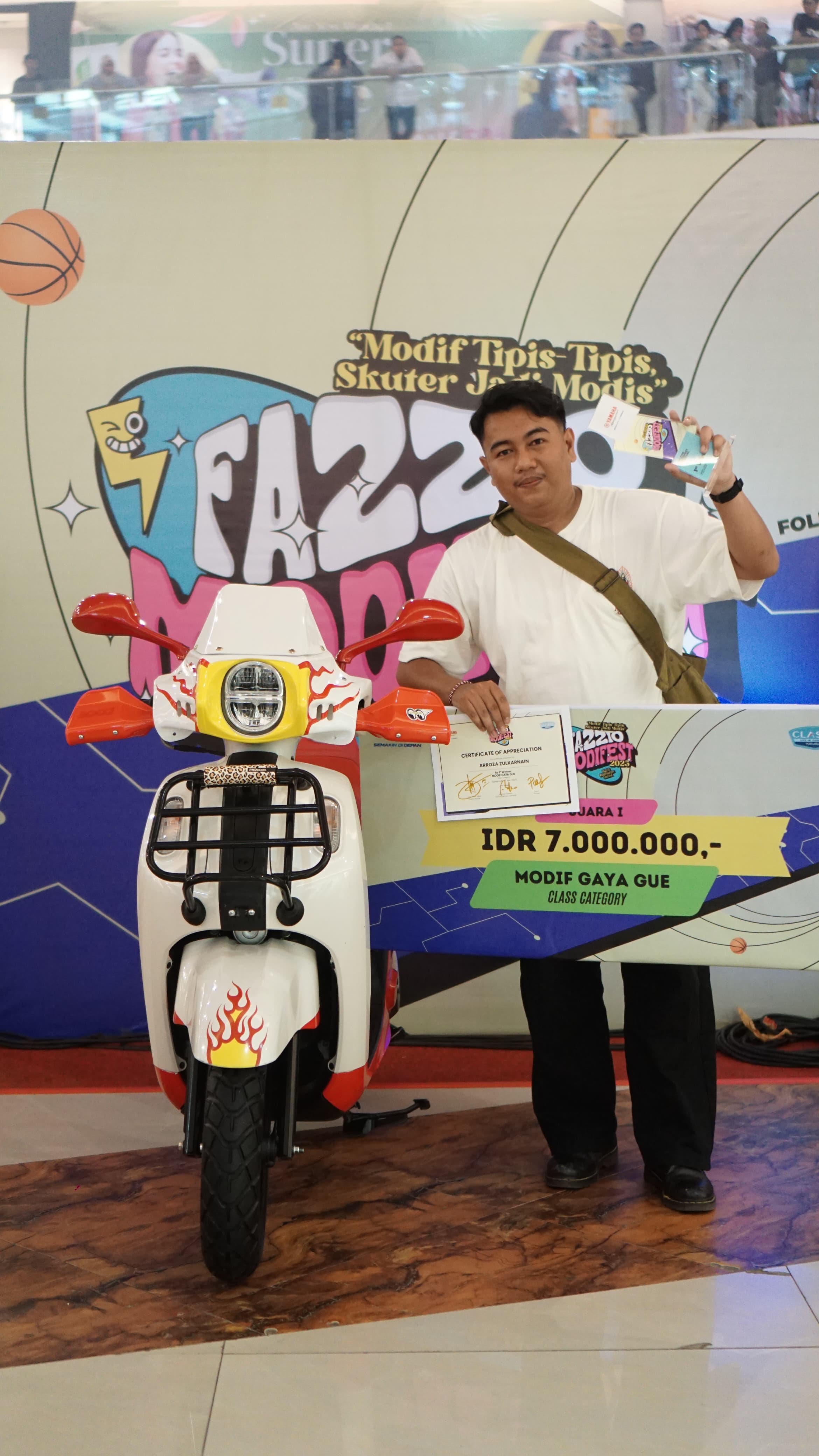 NIAT: Oza dengan skuternya yang dia panggil "Manyala" dalam ajang Fazzio Modifest 2025. Keluar sebagai juara pertama pada kelas modifikasi Gaya Gue.