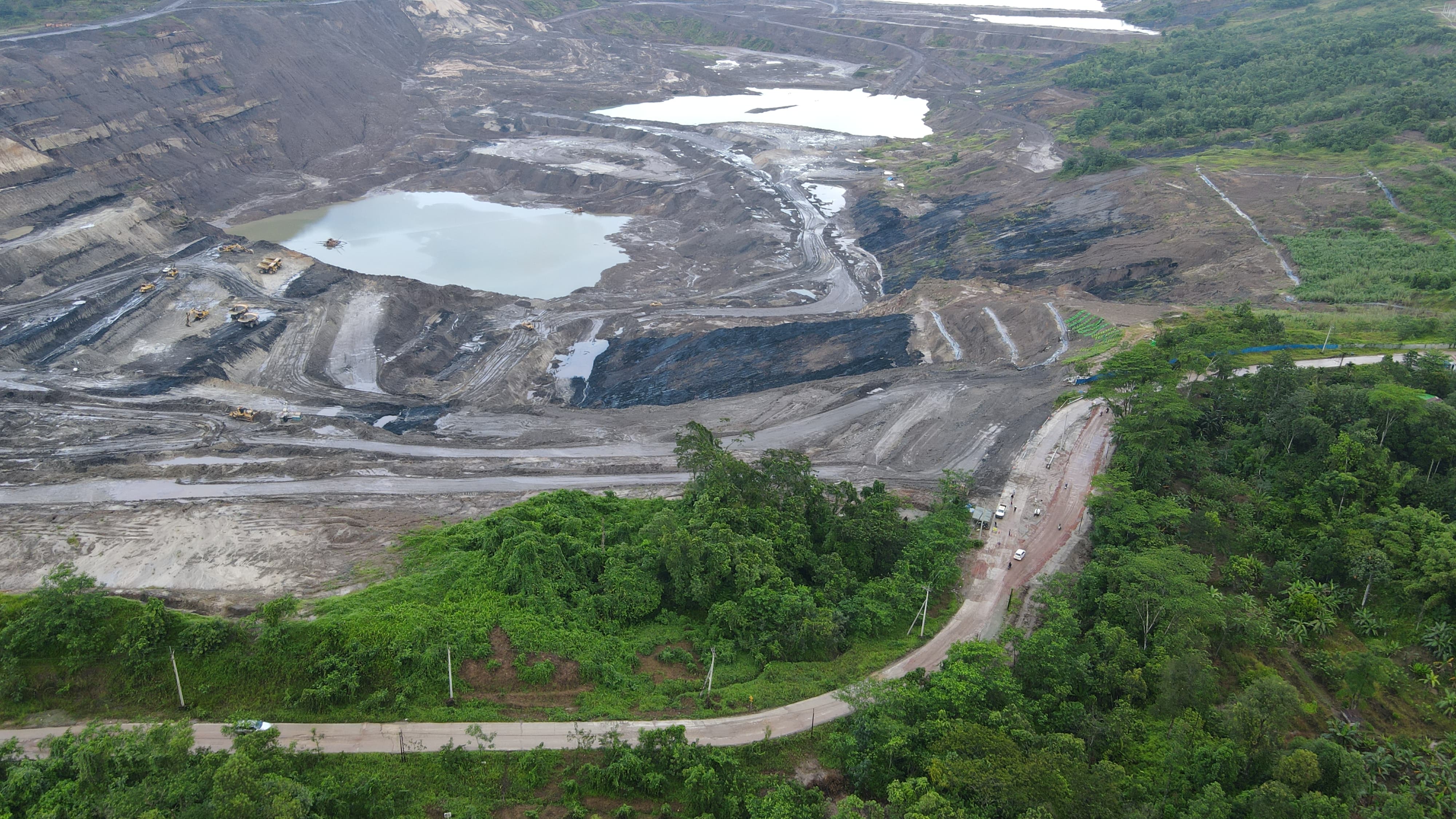 TERLALU DEKAT: Tampak dari udara lokasi tambang batubara PT Indomining yang berada tak jauh dari jalan utama warga di Kelurahan Pendingin, Kecamatan Sanga-Sanga, Kutai Kartanegara.