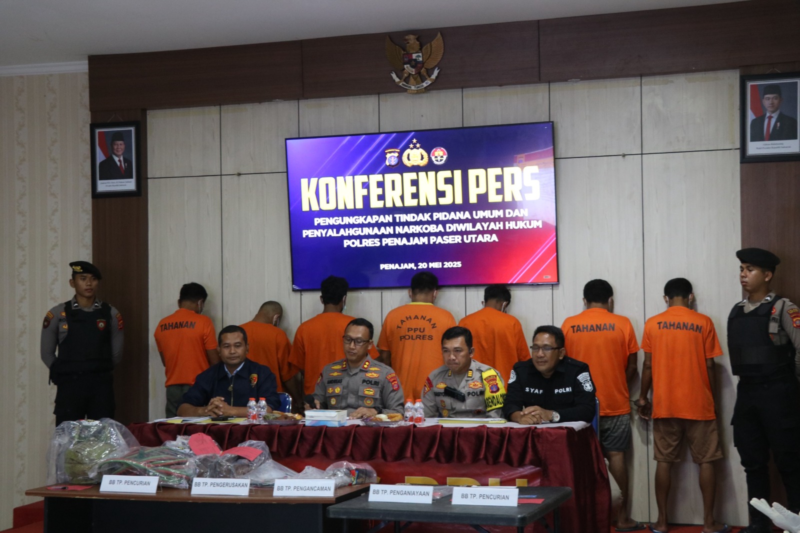 PENGUNGKAPAN: Kapolres PPU, AKBP Andreas Alek Danantara (pegang mik) saat memimpin konferensi pers dengan pengungkapan kasus kriminal premanisme dan narkotika.