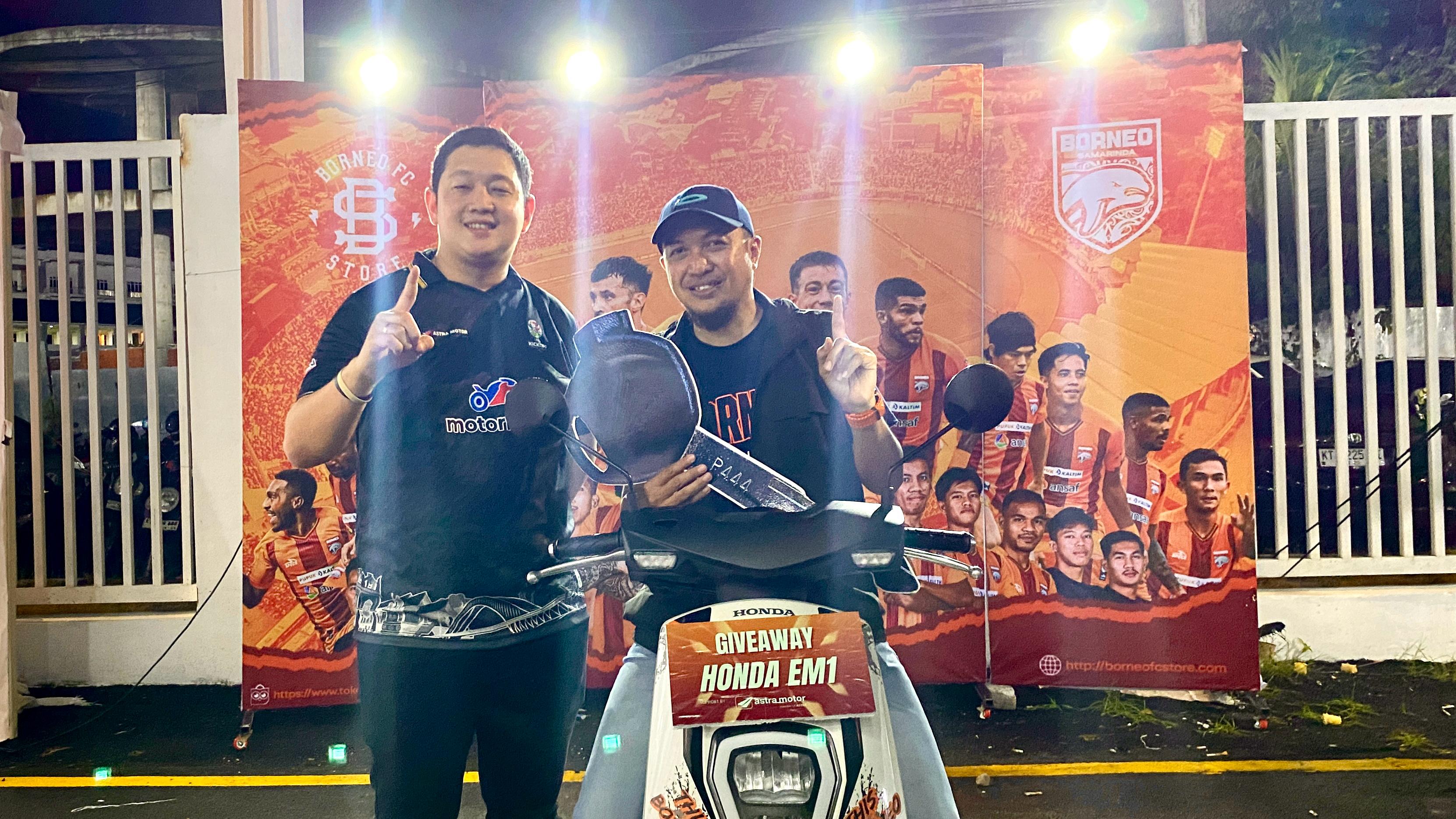 BENTUK DUKUNGAN: Marketing Manager Astra Motor Kaltim 2 Yehezkiel Felix bersama pemenang doorprize Honde EM1 e: Borneo FC Edition.