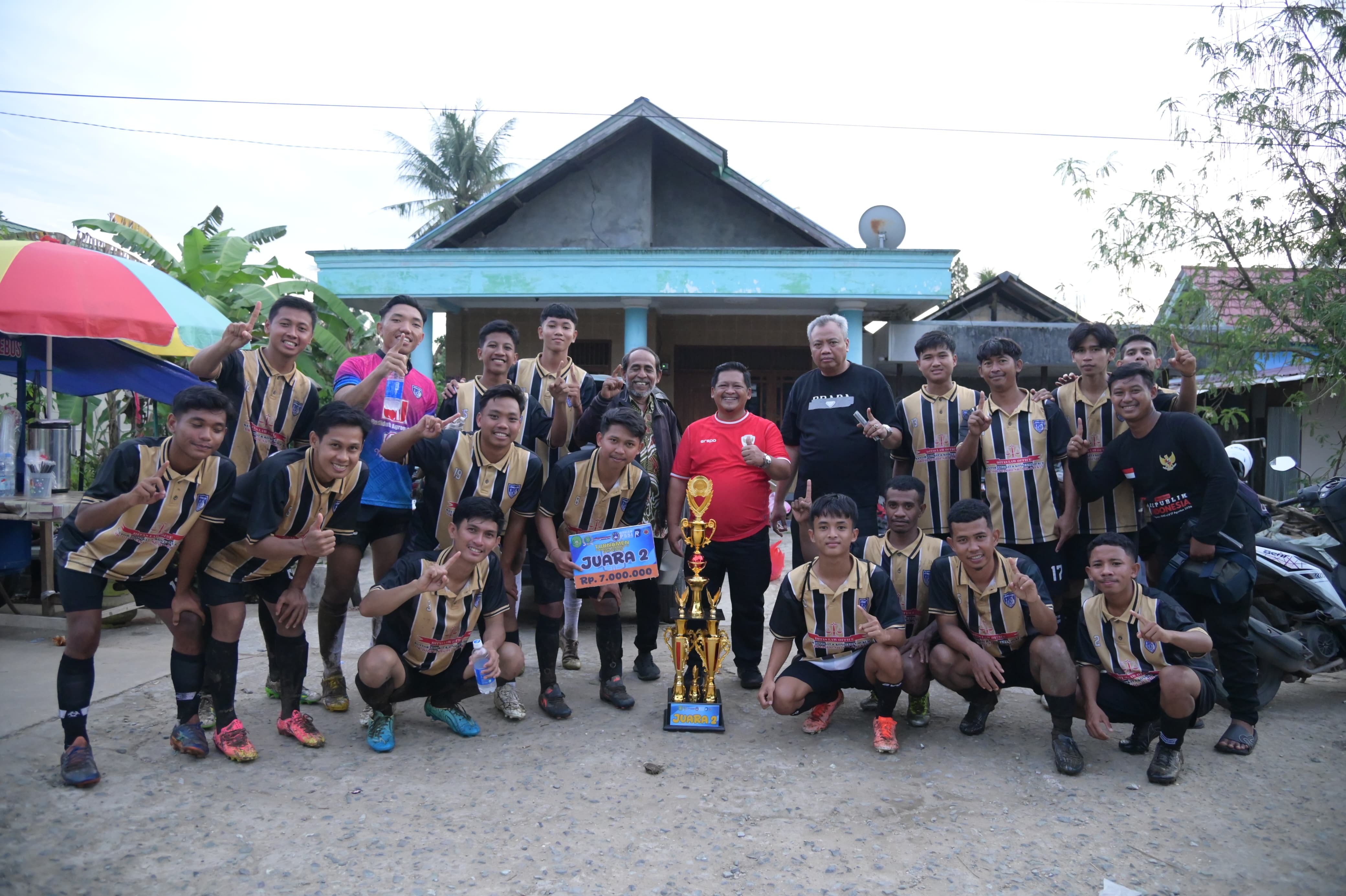 Kadispora Kukar Ali Husni (baju merah) bersama Ketua HAPI Kaltim Didi Tasidi (enam dari kanan, atas) memberikan apresiasi kepada tim Satria Muda Jonggon yang meraih runner-up Bangun Rejo Cup.