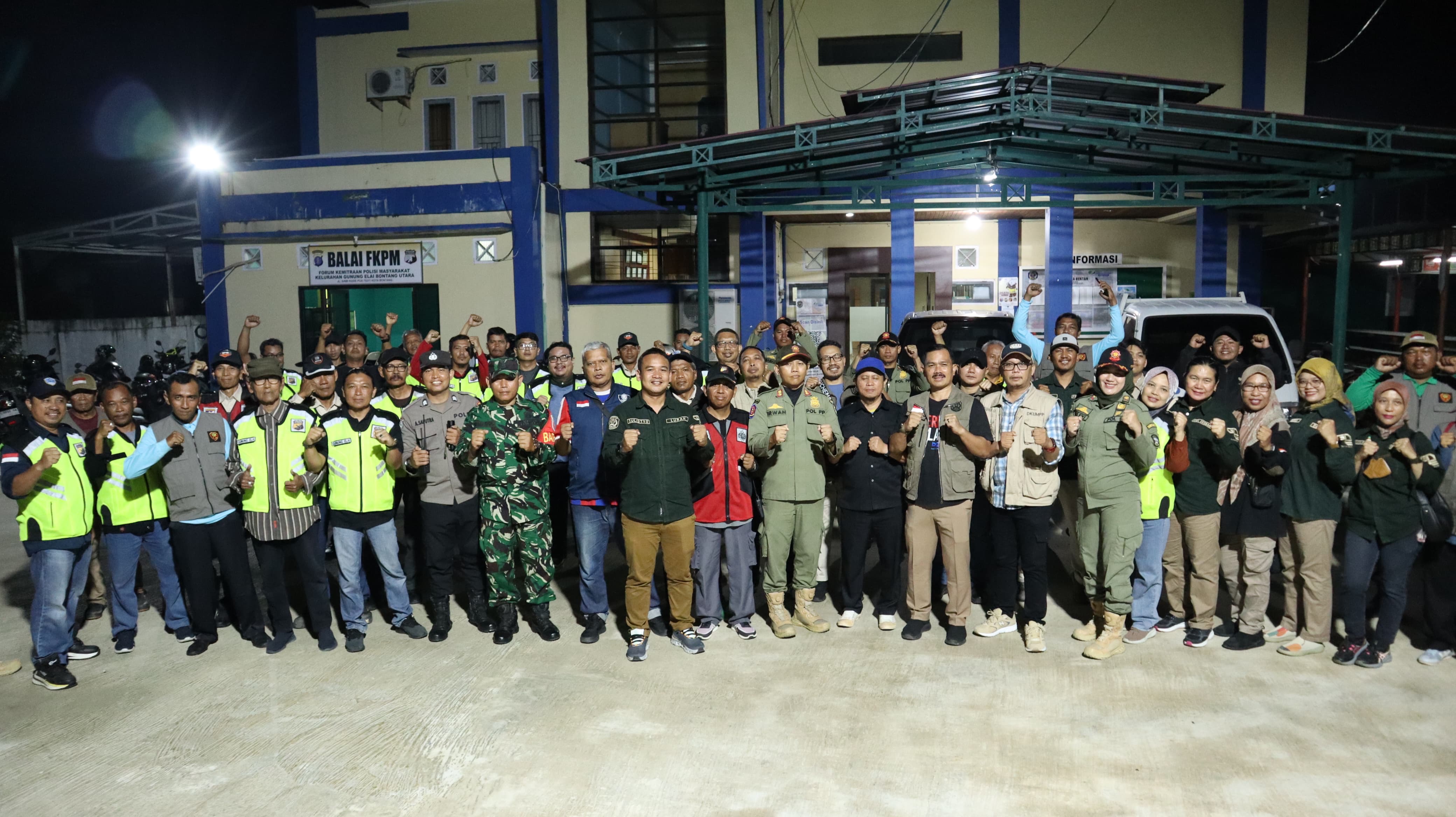 SOSIALISASI: Tim gabungan program Wajib Belajar menyasar beberapa kafe dan pujasera di lingkup Kelurahan Gunung Elai.