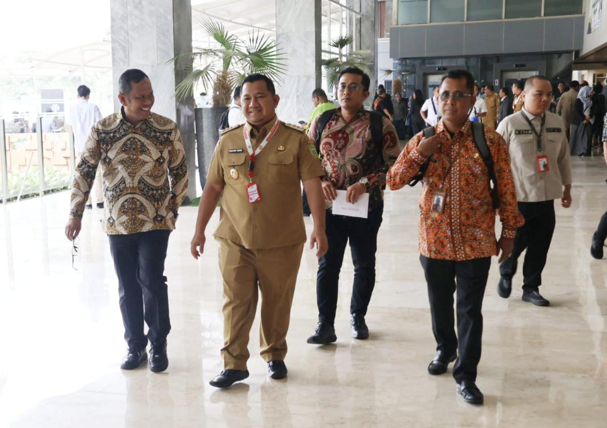HADIR: Mudyat Noor didampingi Agus Dahlan dan Muchtar tiba di Jakarta untuk mengikuti sarasehan kebangsaan. (IST)