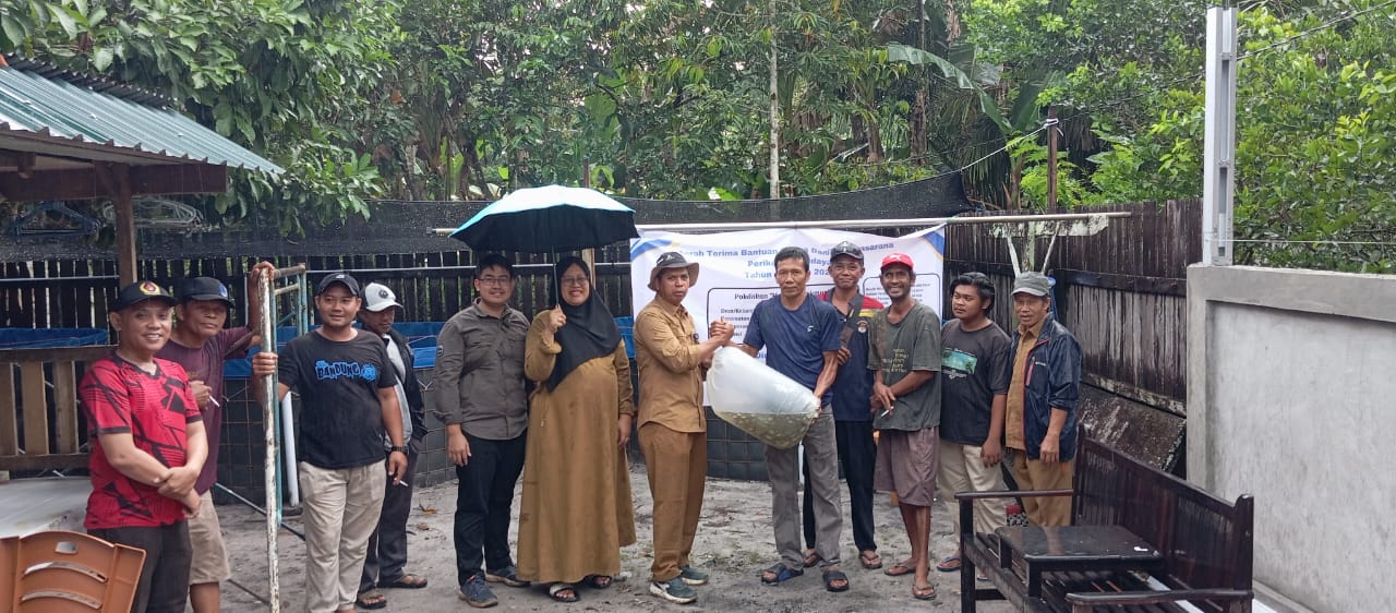 PEDULI: Musakkar menyerahkan benih ikan air tawar kepada salah satu Pokdakan Harapan Makmur di Kecamatan Waru, Selasa (20/5).