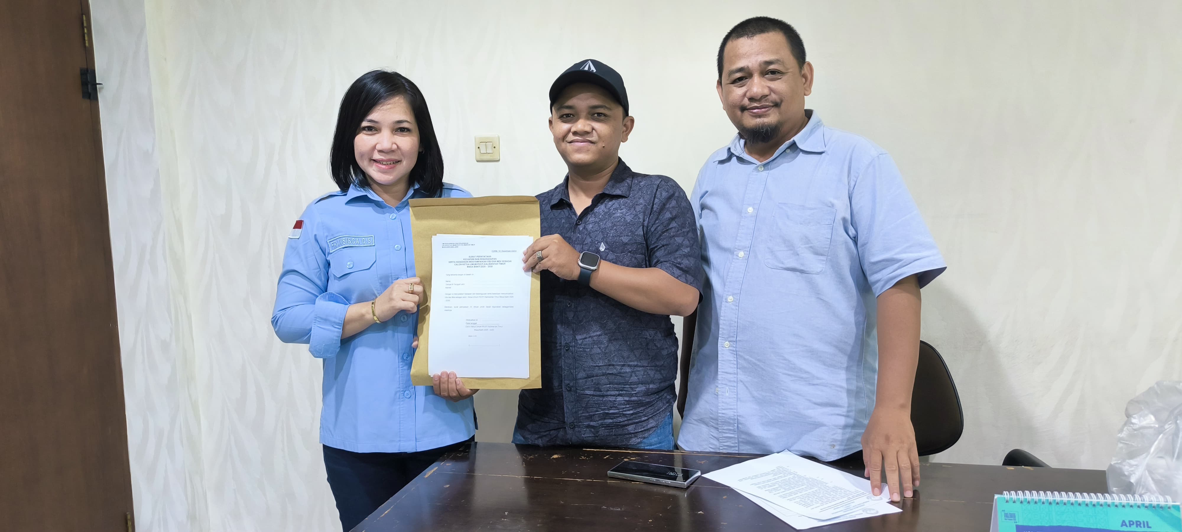 Fransisca Christine Sinulingga (kiri), mengambil formulir pendaftaran bakal calon ketua yang akan bersaing di Musprovlub Pesti Kaltim, akhir pekan nanti.