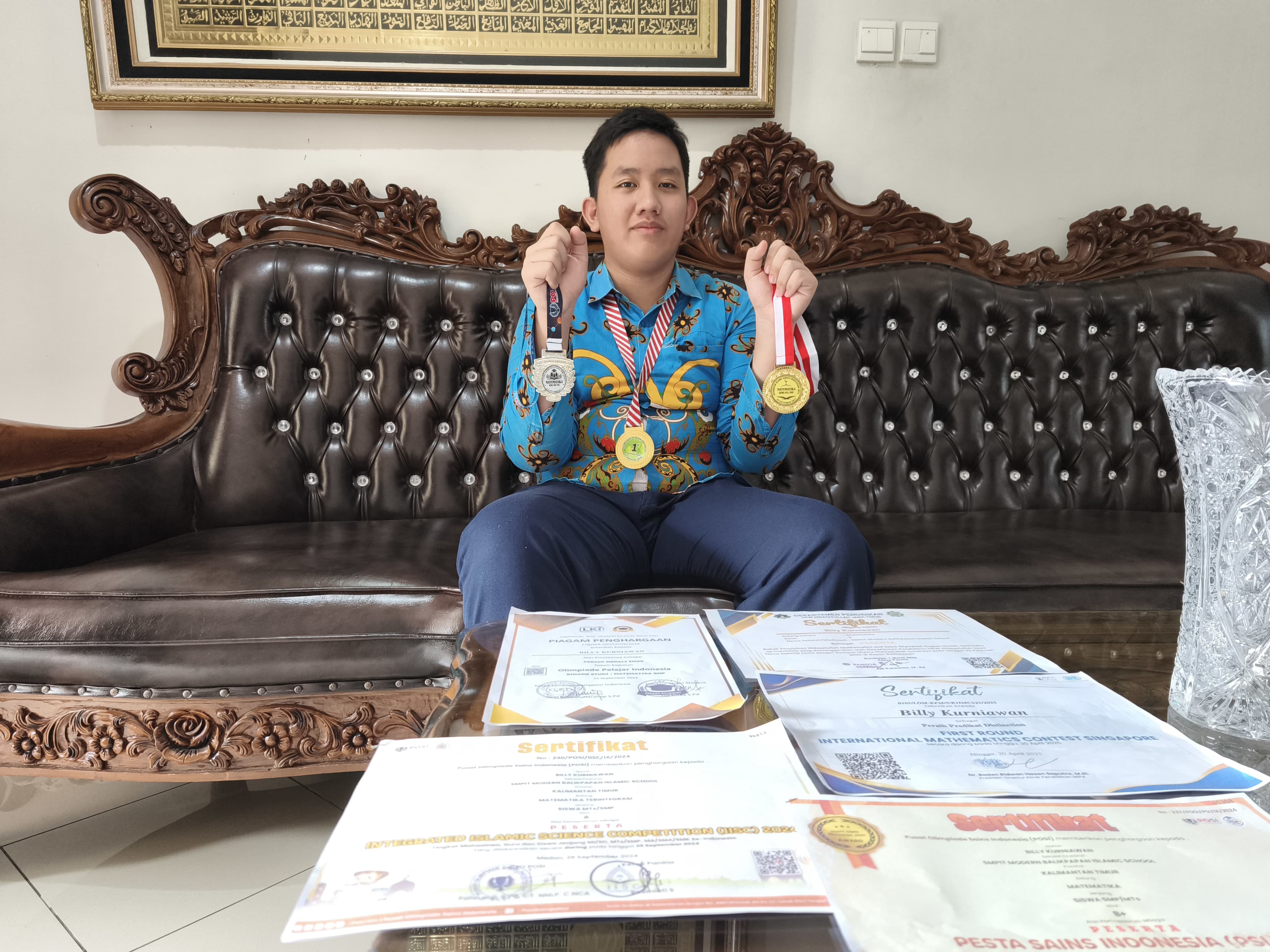 PRESTASI: Billy Kurniawan menunjukkan deretan medali dan piagam penghargaan yang diraihnya dalam kompetisi matematika.