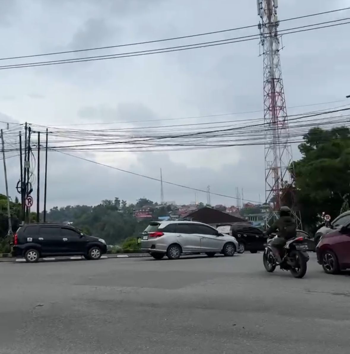 Antrean kendaraan mengisi BBM di SPBU Gunung Guntur mengular sampai tanjakan Sungai Ampal.