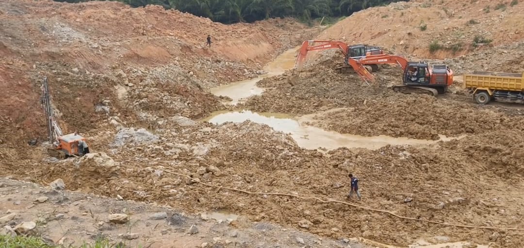 DIPERTANYAKAN: Penambangan dan Pengeboran dilakukan oleh kontraktor untuk blasting tambang batu Kuari di lahan kebun plasma.