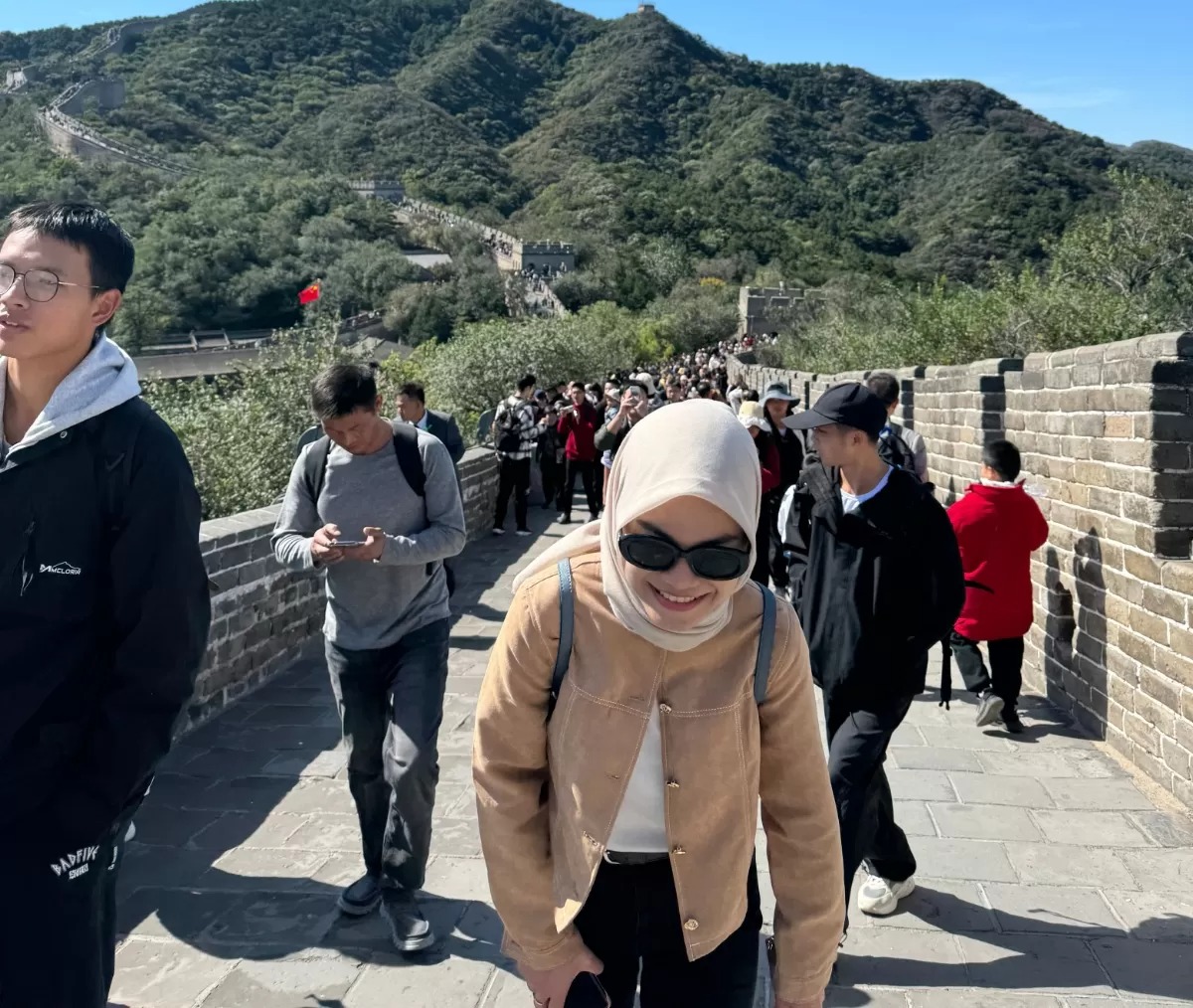 BANTAH: Aaliyah Adawiyah, mahasiswi asal Penajam, PPU saat mengisi Libur Nasional Tiongkok dengan mengunjungi Tembok Besar China.