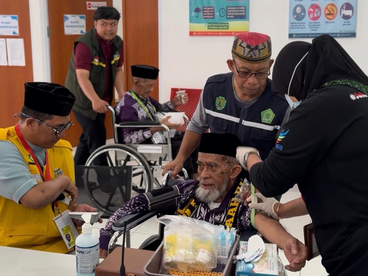 CEK KESEHATAN: Setibanya di Asrama Haji Balikpapan, jamaah calon haji menjalani pemeriksaan kesehatan menyeluruh.