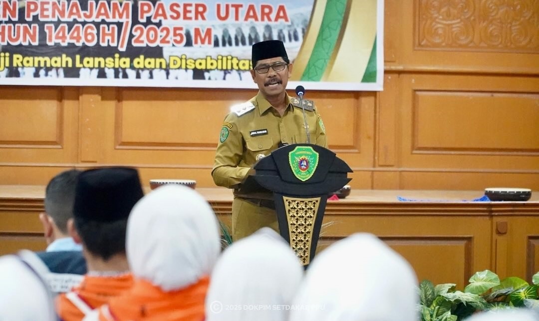 Wakil Bupati PPU, Abdul Waris Muin saat melepas keberangkatan jamaah calon haji ke Tanah Suci.