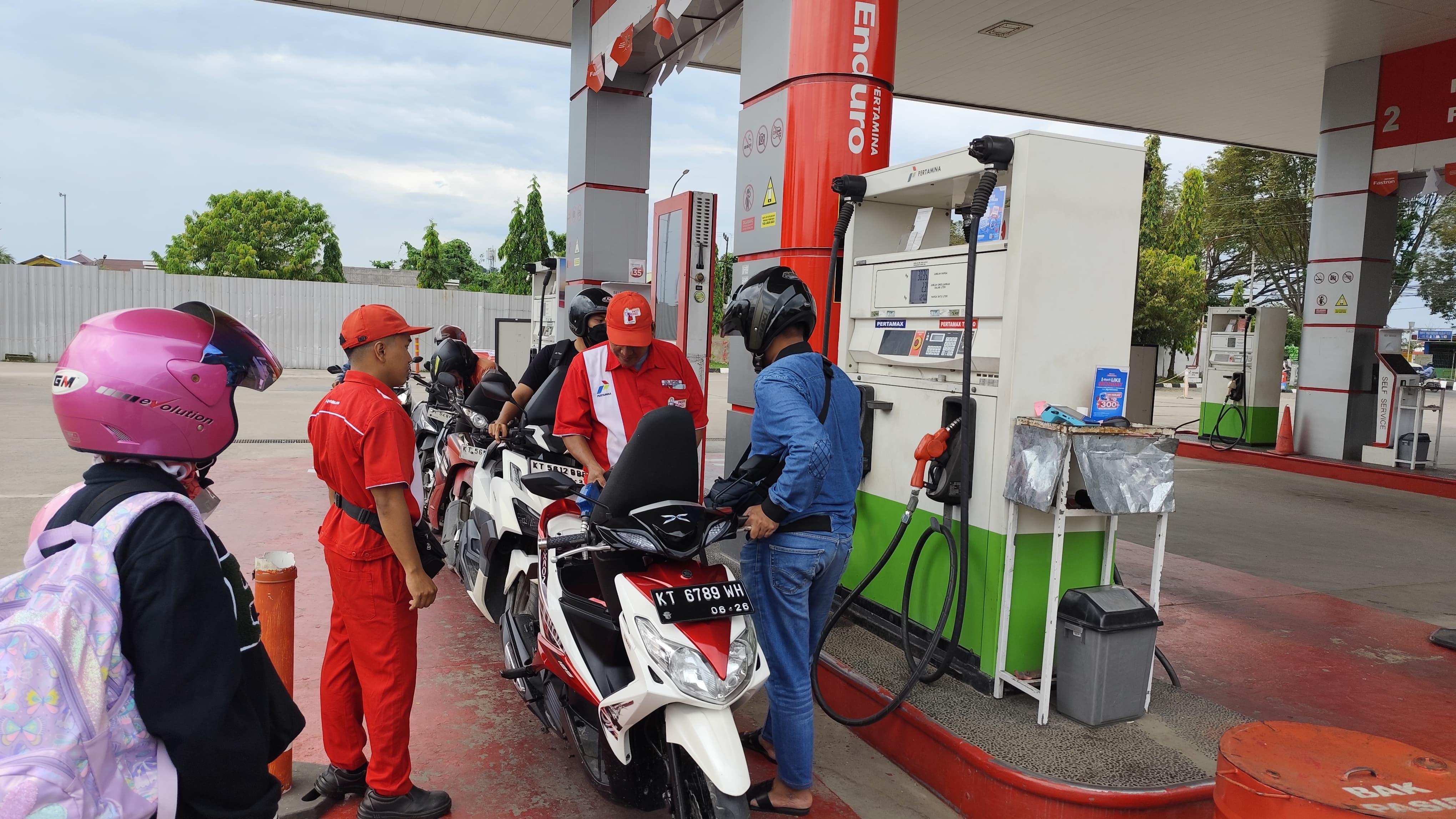 AMAN SEBAGIAN: Beberapa warga terpantau mengisi BBM jenis Pertamax di SPBU Jalan Slamet Riyadi, Kecamatan Sungai Kunjang, Kamis (22/5), tanpa antrean yang panjang.