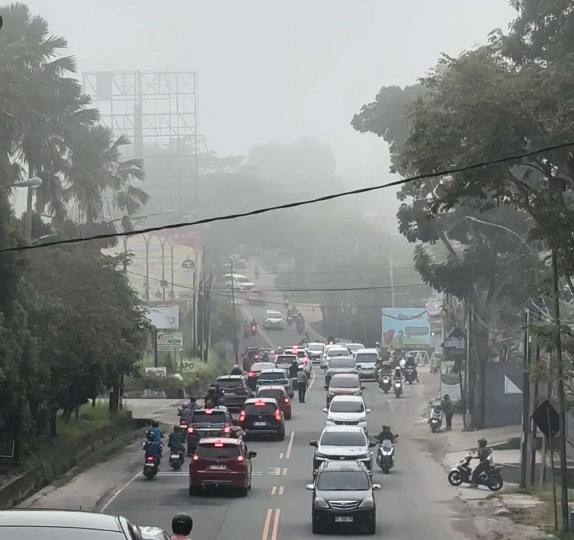 Suasana sudut kota Balikpapan yang berkabut saat pagi hari, Kamis (22/05/2025).