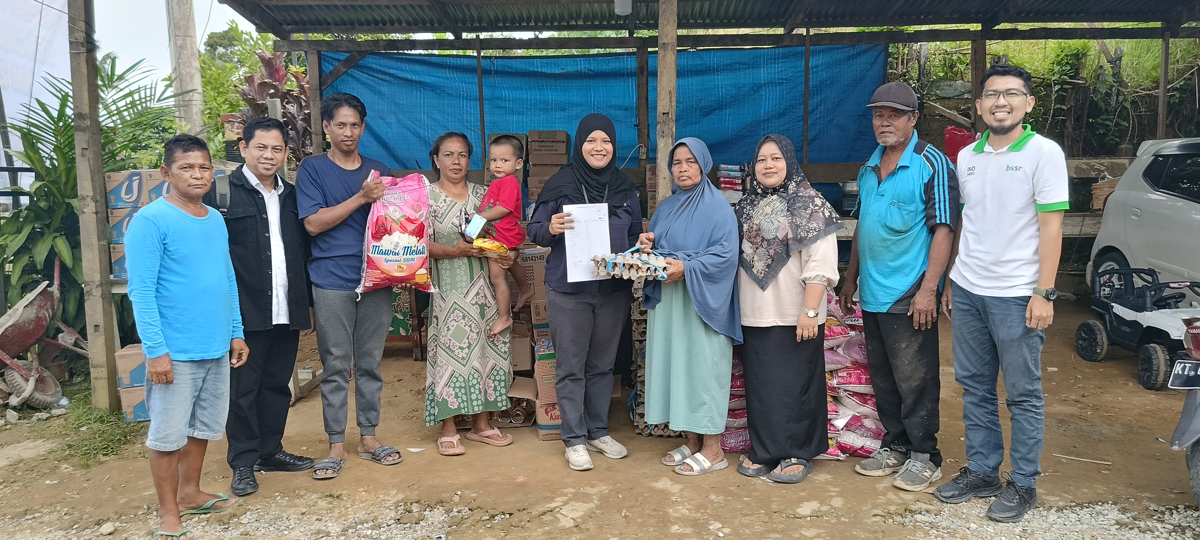 SERAHKAN : M Fajri Pasaribu (kanan) menyaksikan serah terima yang dilakukan&nbsp;CSR supervisor Miranda Seftiana (hijab hitam) kepada warga Dusun Tani Jaya. (IST)