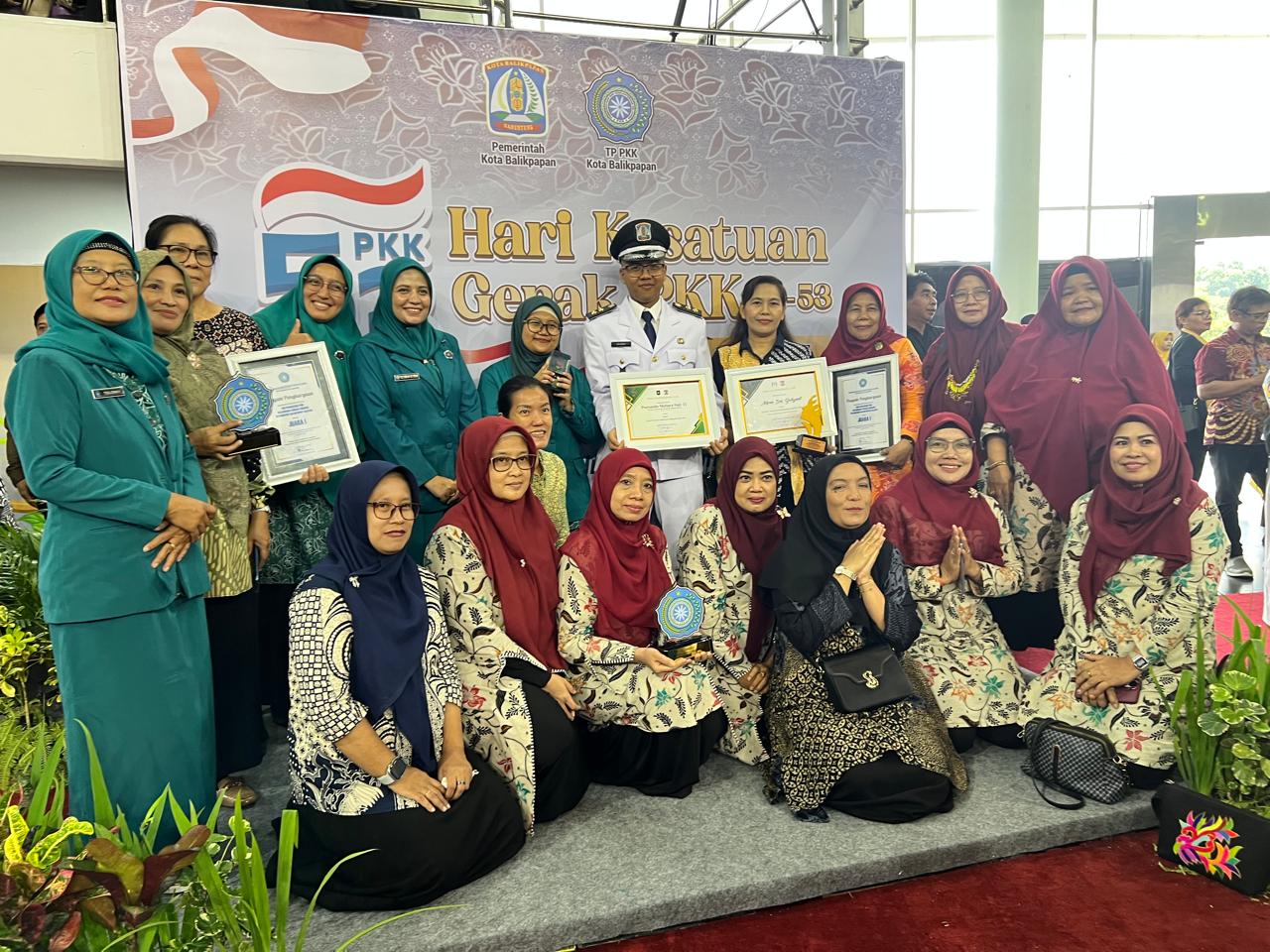 KEBANGGAN: Lurah Sungainangka Zainul Husni (seragam putih) didampingi Ketua TP-PKK Kecamatan dan Kelurahan bersama para kader PKK dan Posyandu usai menerima penghargaan.