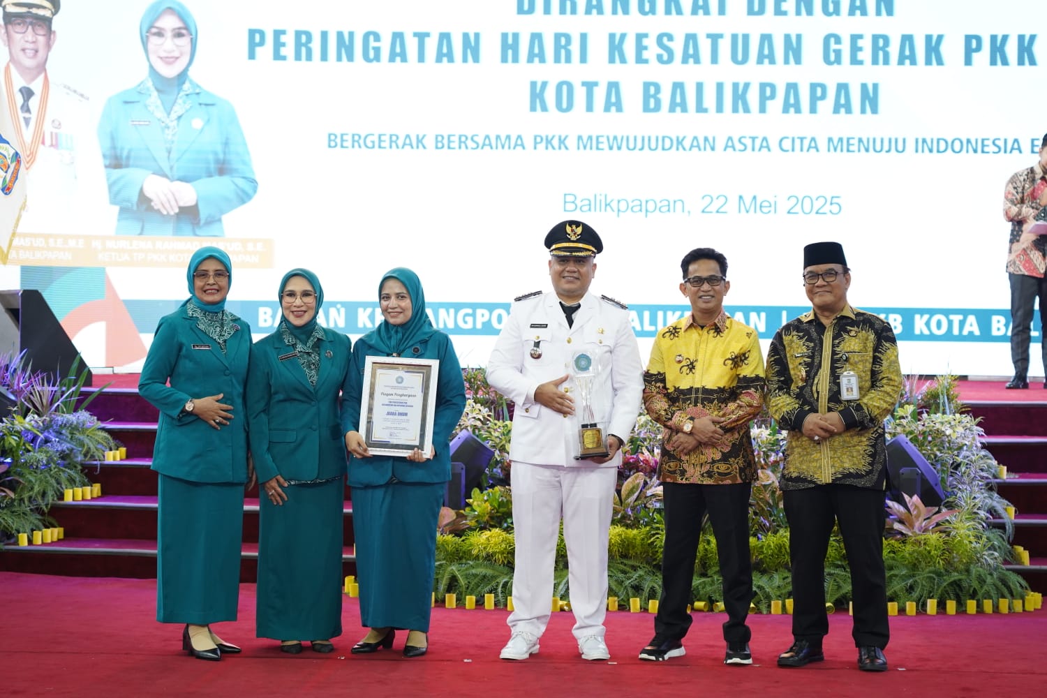TERIMA PENGHARGAAN: Camat Balikpapan Selatan Muhammad Hakim dan Ketua TP-PKK Balikpapan Selatan, Nabila M Hakim menerima trofi dan piagam Juara Umum HKG PKK ke-53 Kota Balikpapan 2025.