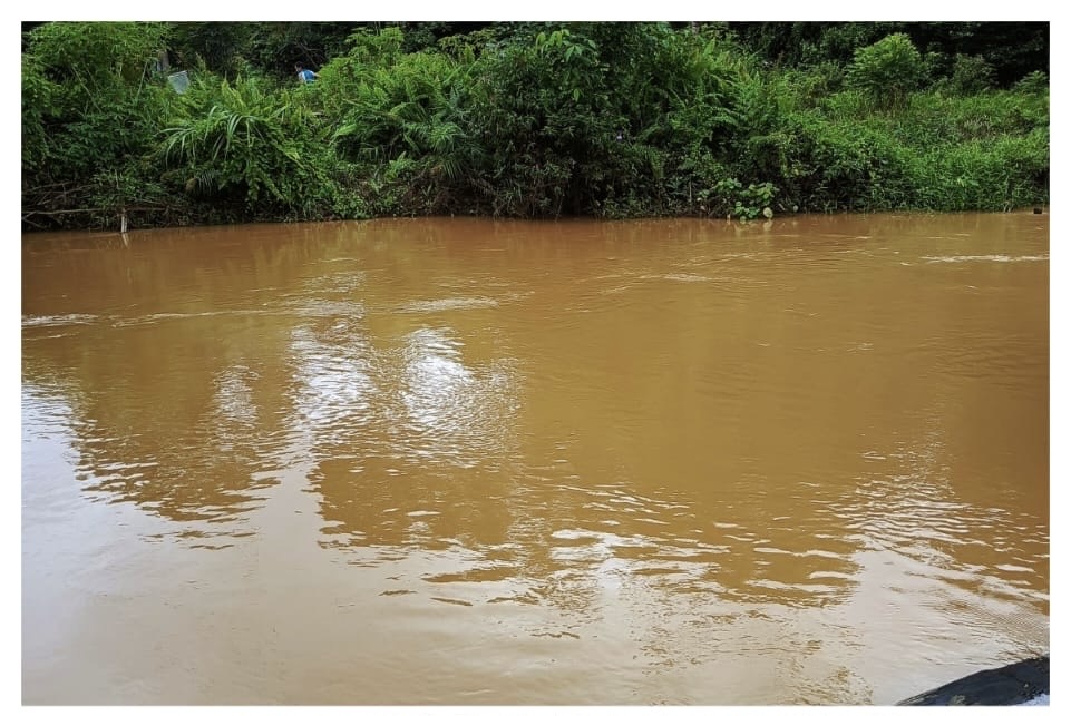 LINGKUNGAN: Kondisi sungai Idant berwarna keruh coklat kemerahan terindikasi tercemar akibat penambangan.