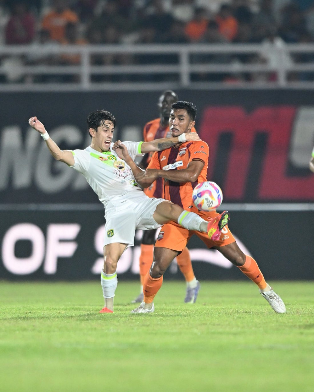 Borneo FC (oranye).