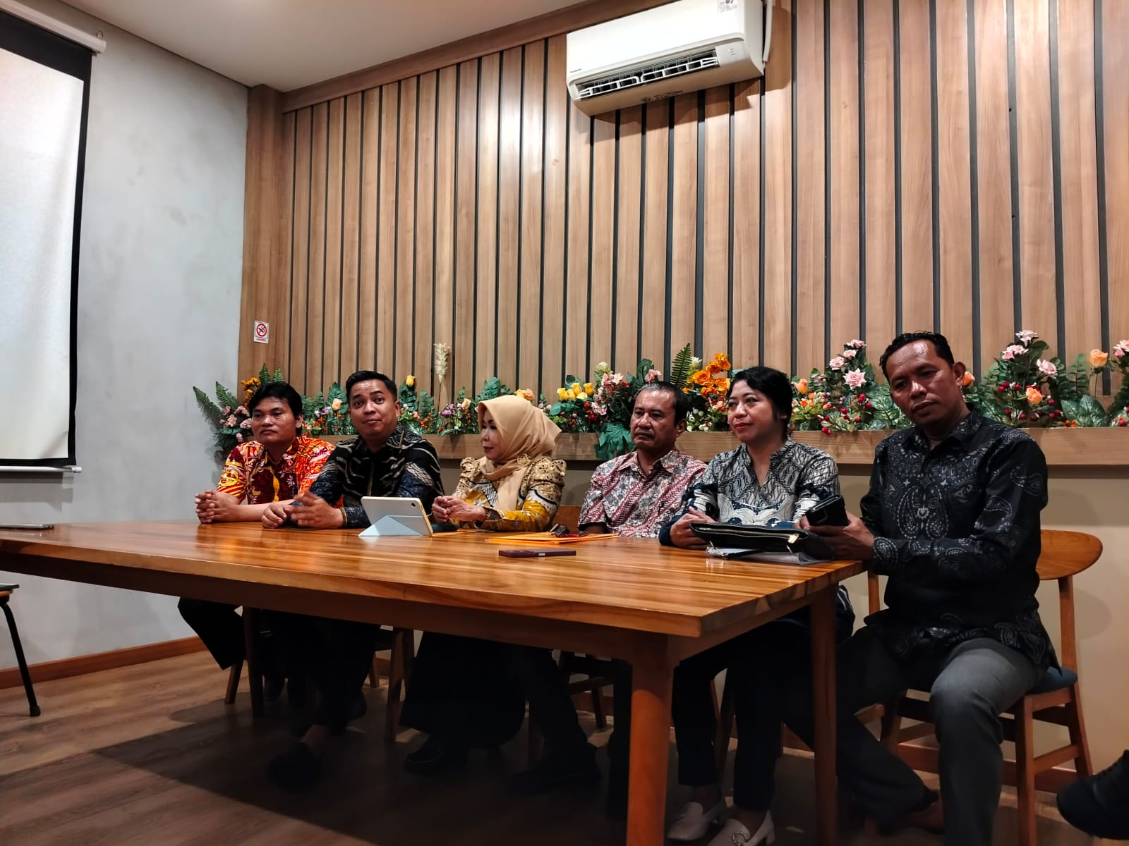 Enam pengacara Kamaruddin Ibrahim meluruskan informasi dari perkara dugaan korupsi yang membelit kliennya, Kamis (22/5/2025). Sebut masalah itu hanya keperdataan. (Bayu/KP)