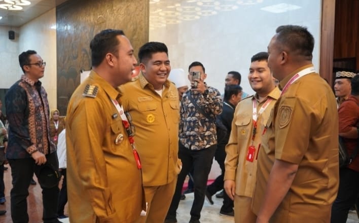 Bupati Kutai Barat Frederick Edwin (kiri) berkomunikasi dengan kepala daerah lainnya saat acara sarasehan di Jakarta.