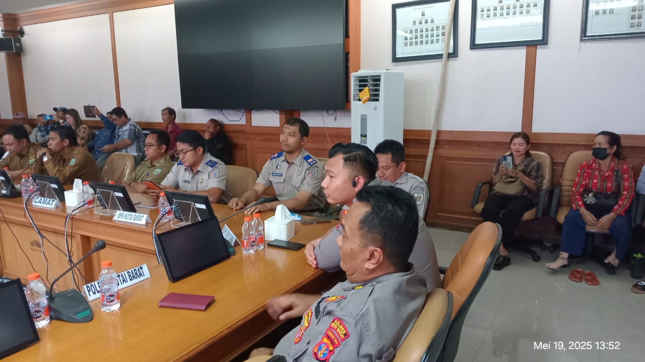 Rapat Dengar Pendapat Bersama DPRD Kabupaten Kutai Barat terkait persoalan lahan masyarakat vs perusahaan.
