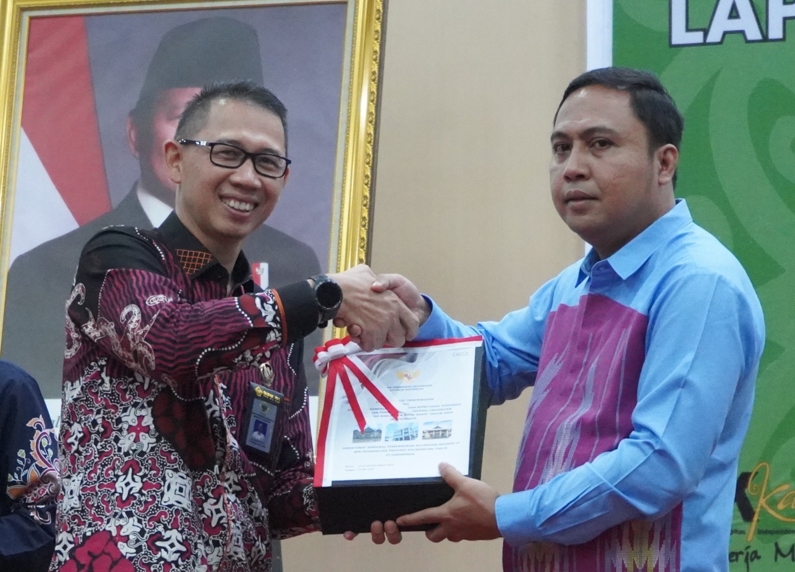 BERHASIL: Mochammad Suharyanto, Kepala BPK RI Perwakilan Kaltim (kiri) menyerahkan kepada Bupati Kubar Frederick Edwin terkait LHP secara simbolis. (IST)