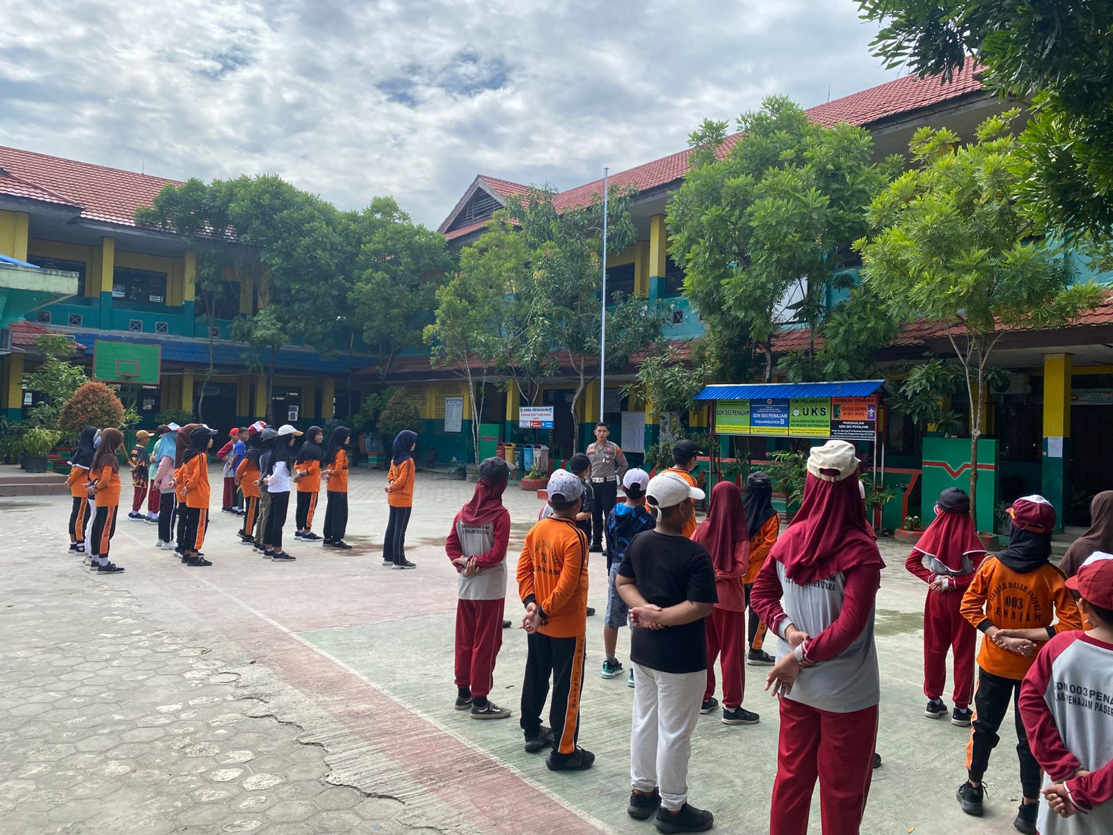 POCIL: Murid SD 03 Penajam, PPU saat mengikuti pembinaan karakter implementasi Program Polisi Cilik (Pocil) oleh personel Satlantas Polres PPU.