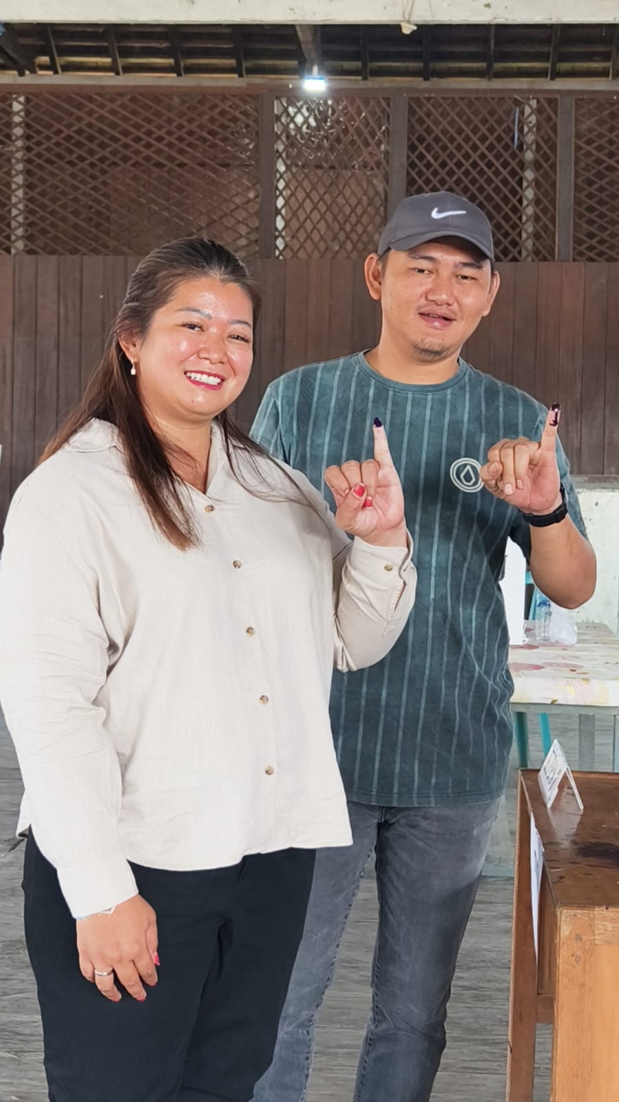 KOMPAK: Angela Idang Belawan dan suami usai mencoblos di salah satu TPS di Kampung Mamahak Besar, Sabtu (24/5).