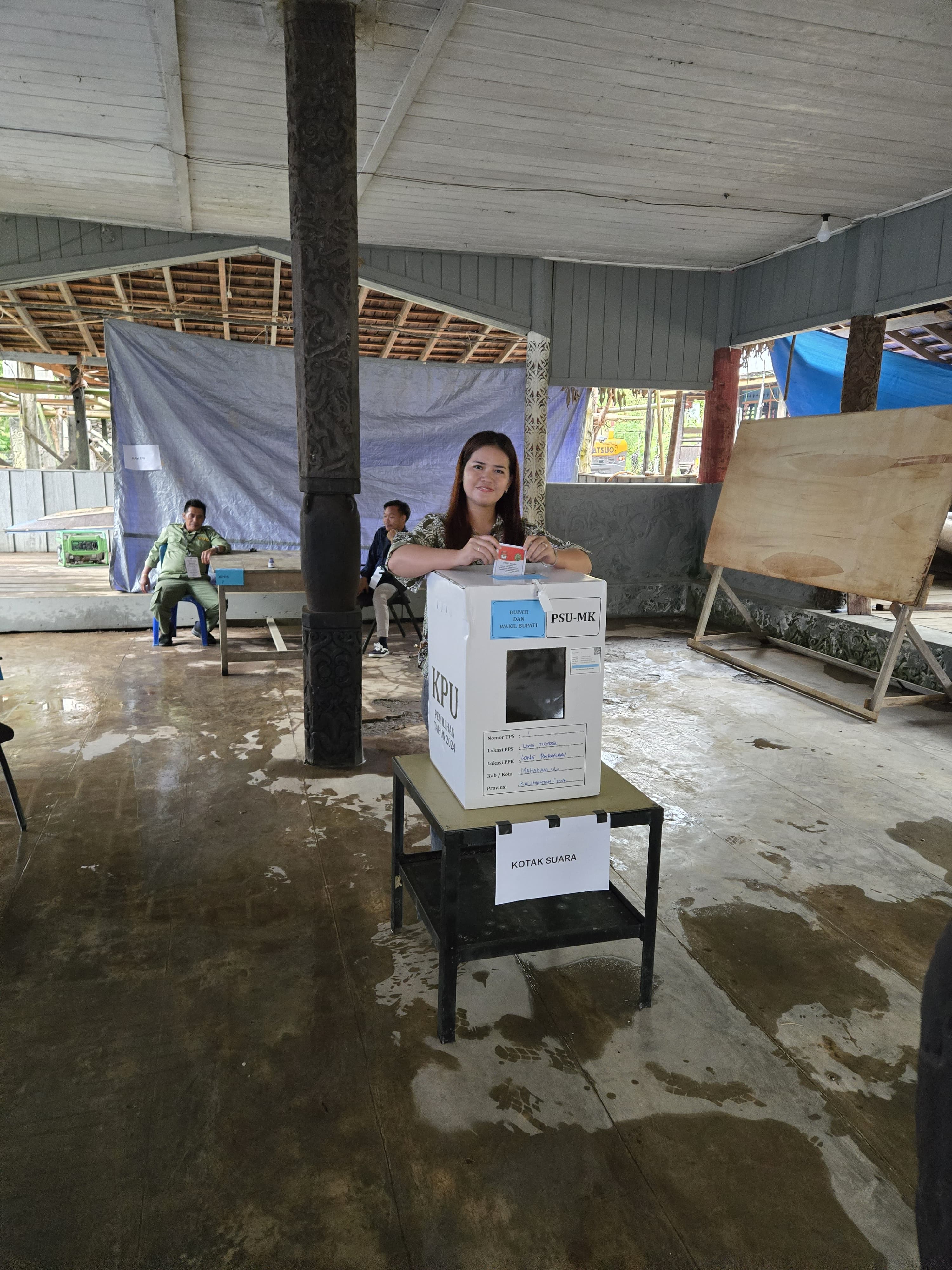SENANG: Ketua DPRD Mahulu Devung Paran memasukkan surat suara ke dalam kotak di salah satu TPS di Kampung Long Tuyoq, Sabtu (24/5).