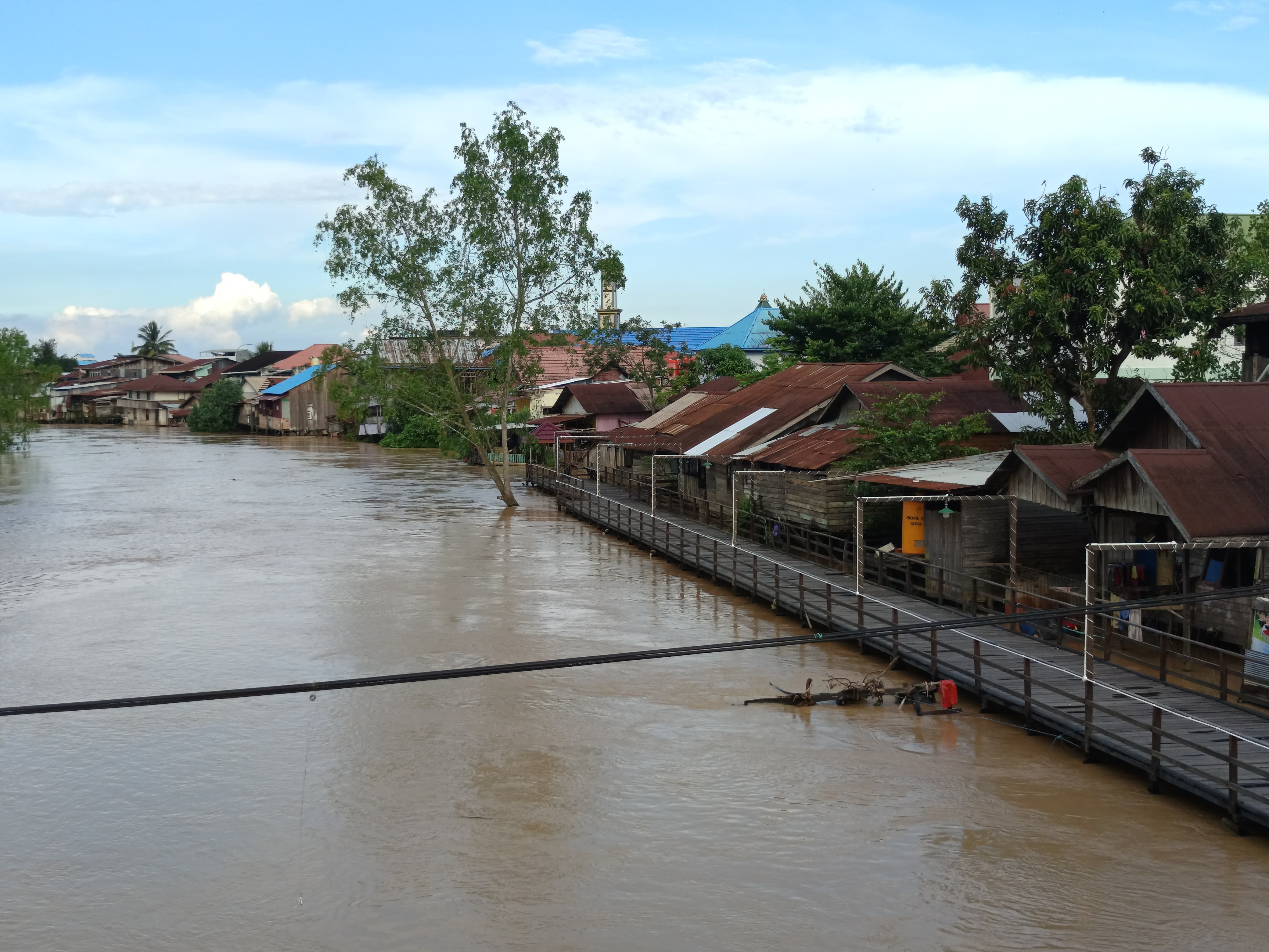 MENINGGI: Air Sungai Sangatta menunjukkan tren kenaikan, hal itu menjadi alarm bagi masyarkaat yang tinggal di bantaran sungai. (Jufriadi/KP)