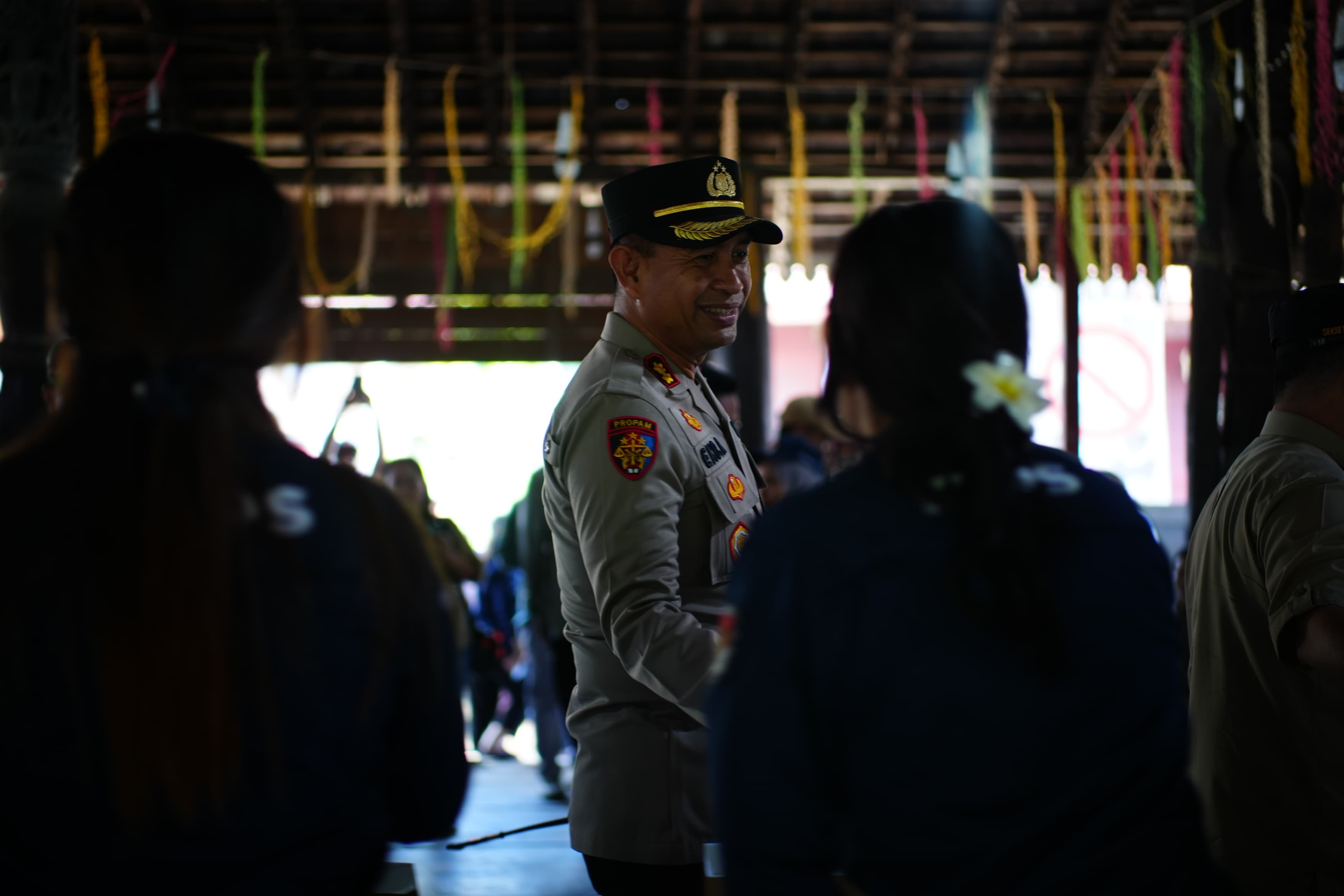PENGAMANAN: Kapolres Mahulu AKBP Eko Alamsyah saat meninjau TPS di Long Bagun Ulu, Sabtu (24/5).