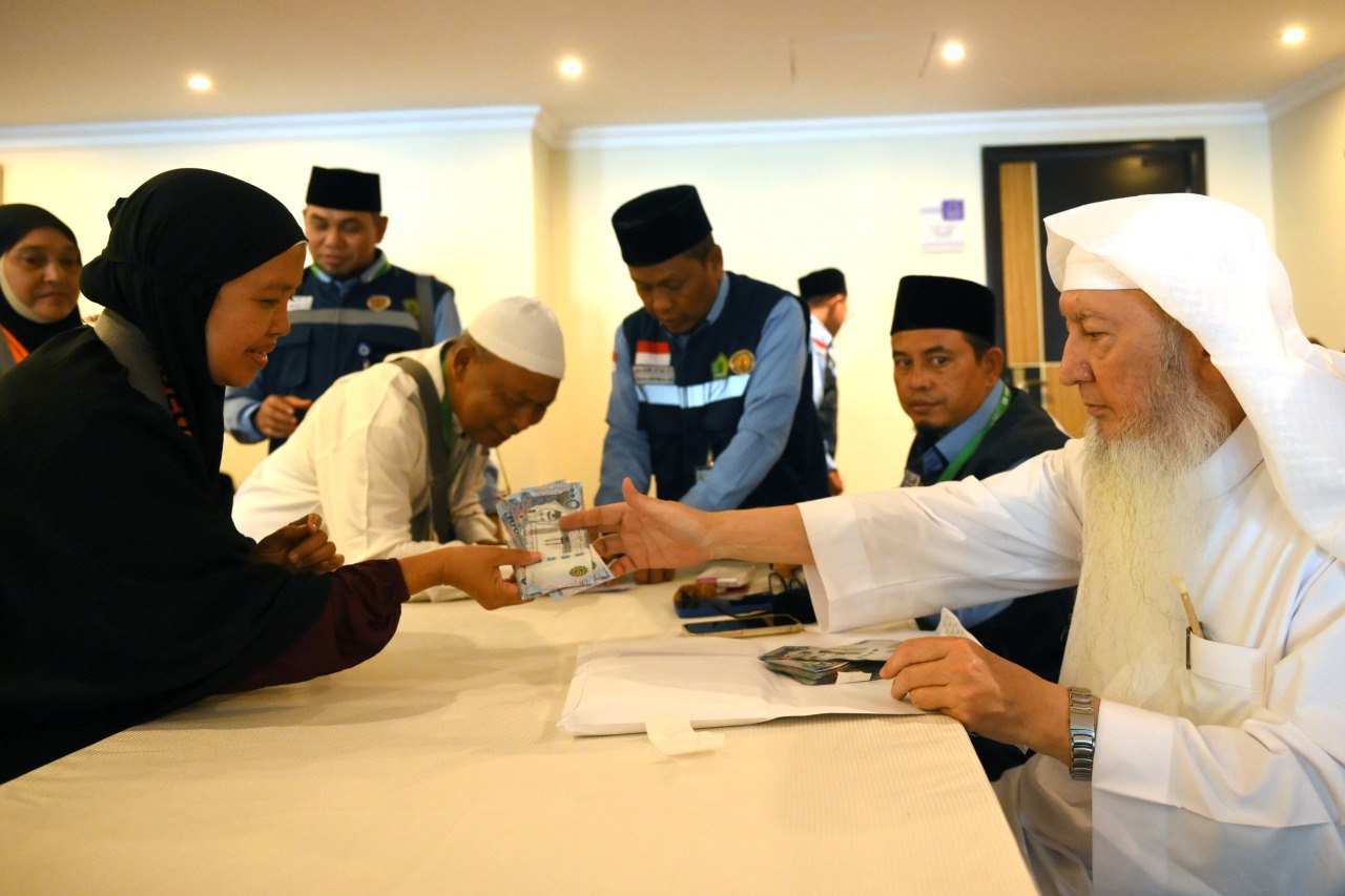 Abdul Latif Balthu selaku Nazhir Wakaf Habib Bugak Asyi menyerahkan bantuan dana kepada jemaah calon haji asal Aceh di Hotel Awqaf Al Mufti, Misfalah, Makkah, Jumat (23/5).