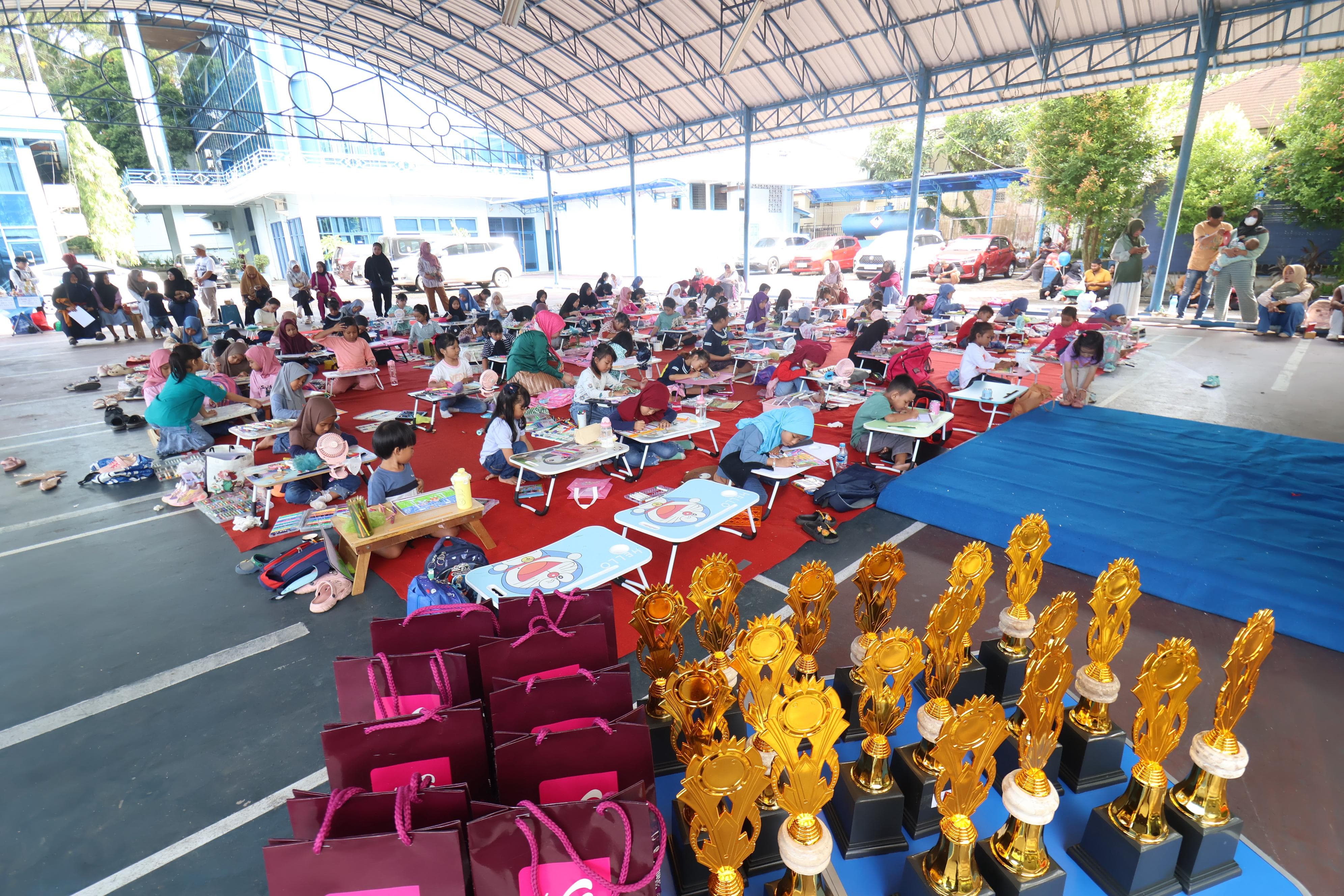 CERIA: Para peserta tampak ceria menikmati momen mewarnai dalam event garapan Kaltim Post. (ANGGI PRADITHA/KP)