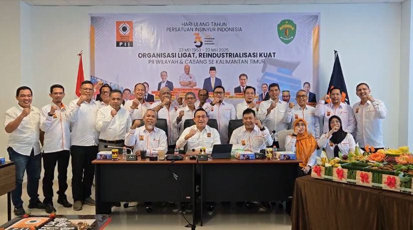 PERAYAAN: Jajaran pengurus PII Kaltim bersama perwakilan pengurus PII kabupaten dan kota se-Kaltim mengabadikan momen perayaan hari jadi PII ke-73.