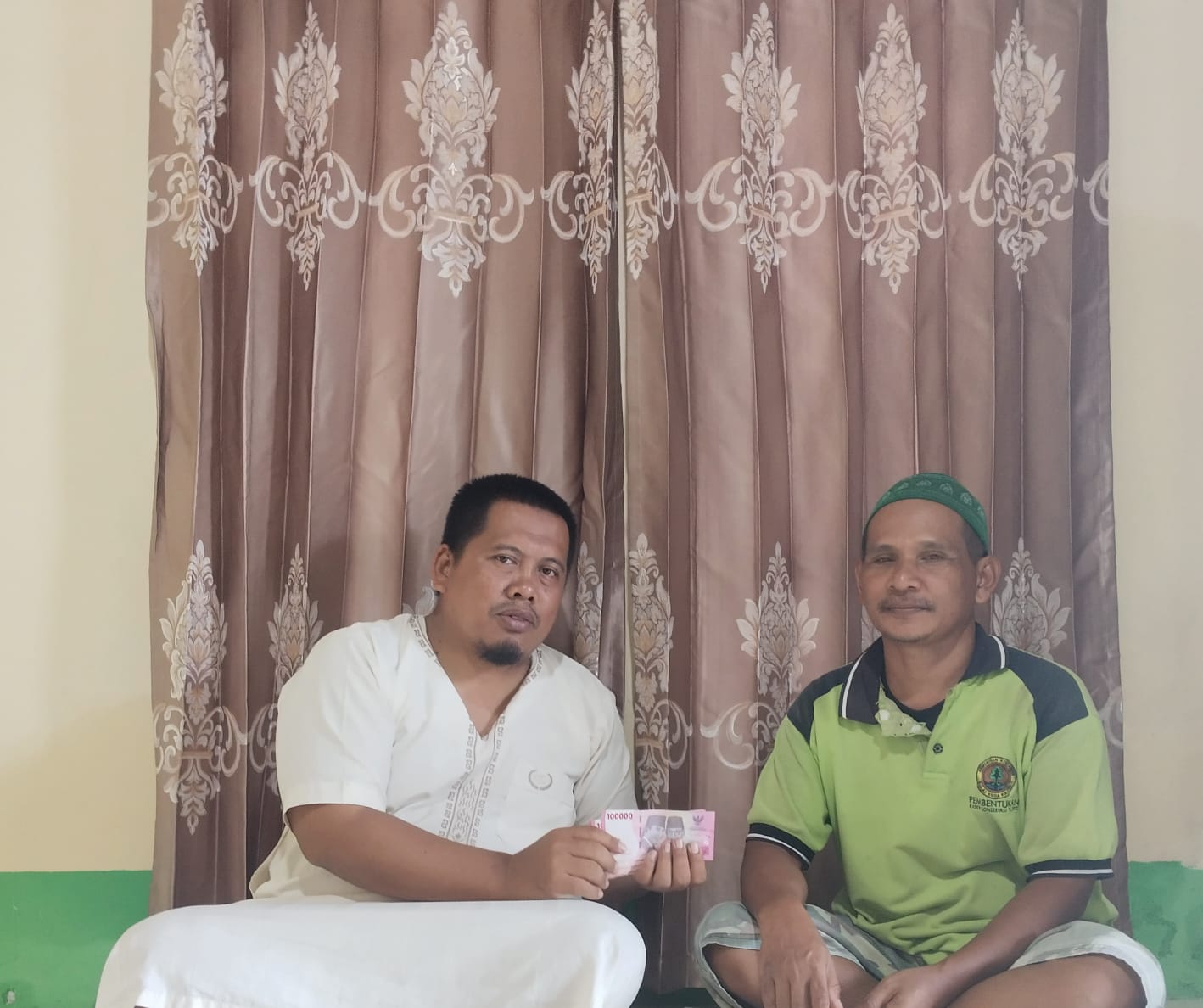 BERKURBAN: Sholeh (kanan) pedagang papeda bersama panitia kurban Desa Sebakung Jaya, Kecamatan Babulu, PPU. Ia rela berkurban di tengah-tengah keterbatasannya secara finansial.