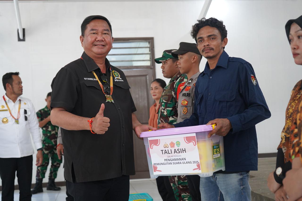 Wakil Ketua DPRD Kaltim Ekti Imanuel (kiri) memastikan persiapan PSU di Mahakam Ulu.