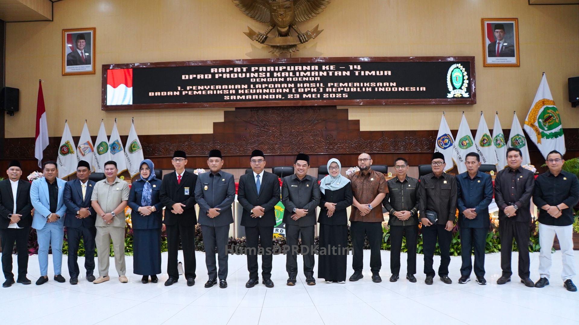 Staf Ahli Bidang Keuangan Pemerintah Pusat BPK RI Ahmad Adib Susilo menyerahkan LHP BPK kepada Wakil Gubernur Seno Aji, disaksikan pimpinan DPRD Kaltim.