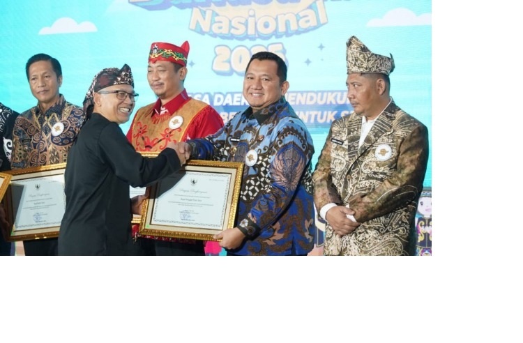 MEMBANGGAKAN: Atip Latipulhayat menyerahkan penghargaan kepada Mudyat Noor di Depok, Senin (26/5).