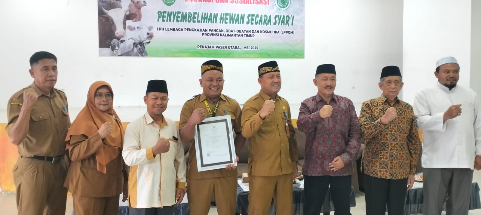 PENYEGARAN: Asisten II Bidang Ekonomi dan Pembangunan, Setkab PPU, Sodikin (empat kanan) saat membuka kegiatan penyegaran pemotongan hewan kurban jelang Iduladha 1446 Hijriah.