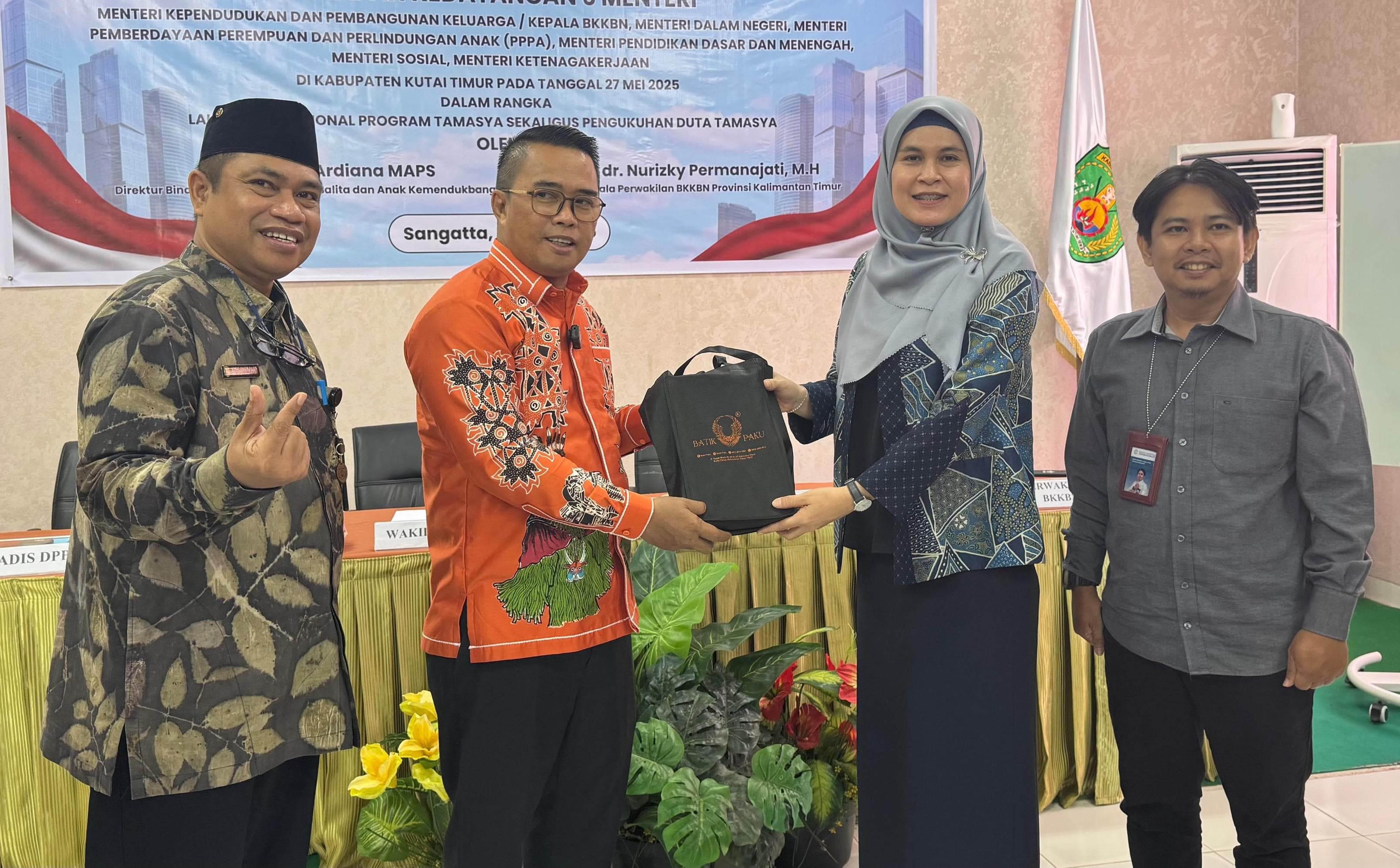 Direktur BKBA Kemendugbangga RI, Irma Ardiana (dua kanan) dalam rapat persiapan launching nasional TAMASYA di Kutim,