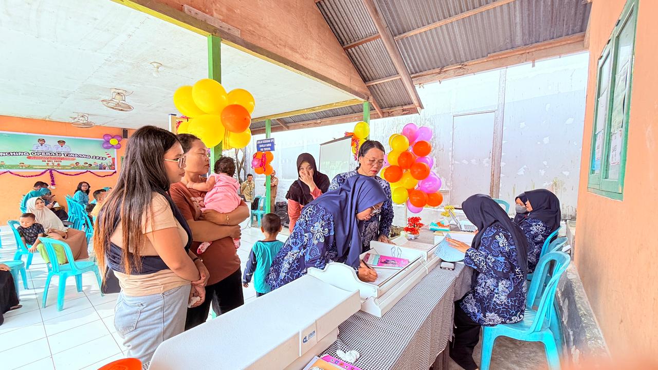 SERIUS: Kelurahan Bontang Lestari melalui posyandu terus melakukan kegiatan jemput bola di setiap kegiatan penimbangan sebulan sekali. (FOTO ADIEL KUNDHARA/KP)