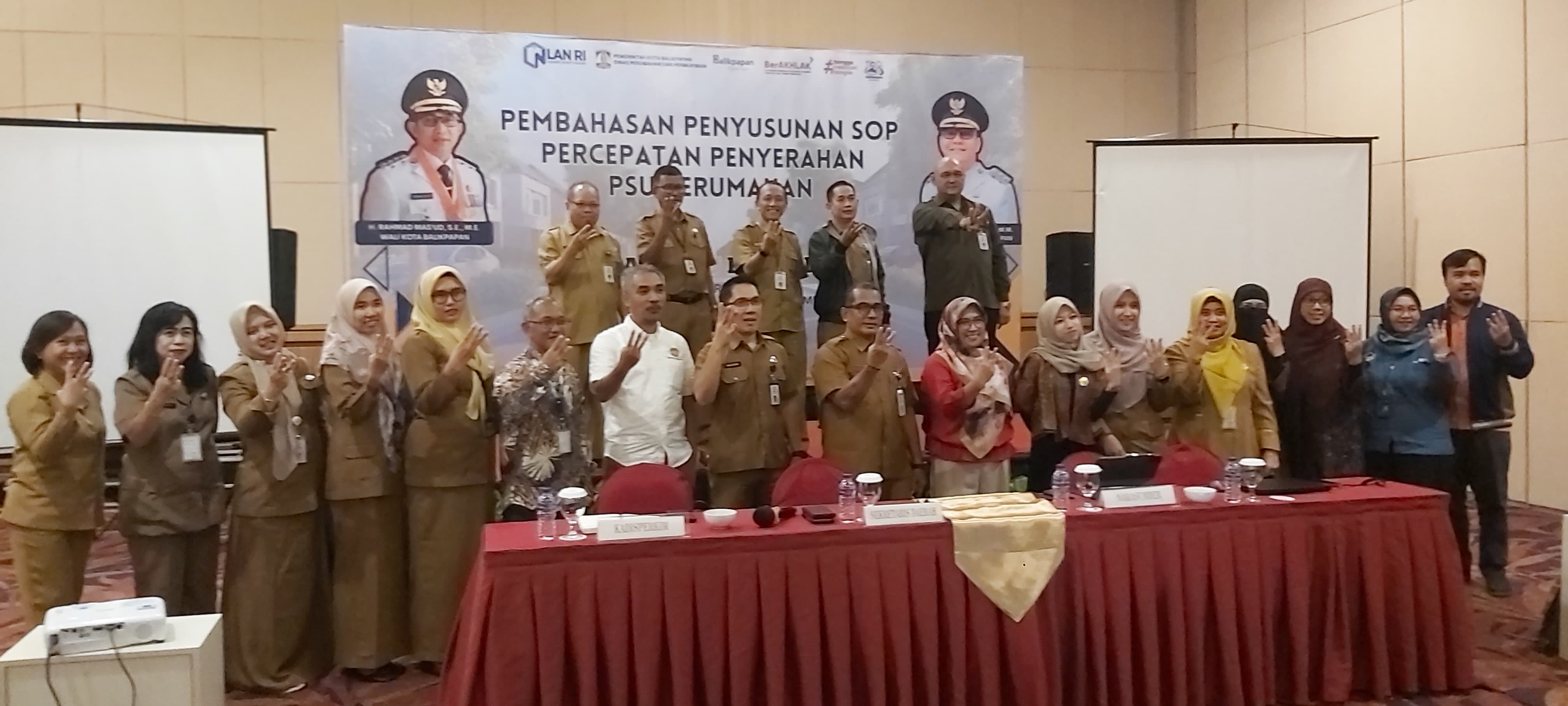 IKUTI PROSEDUR: Muhaimin (tengah) didampingi Rafiuddin dan peserta sosialisasi setelah acara. (FOTO TONI AW/KP)